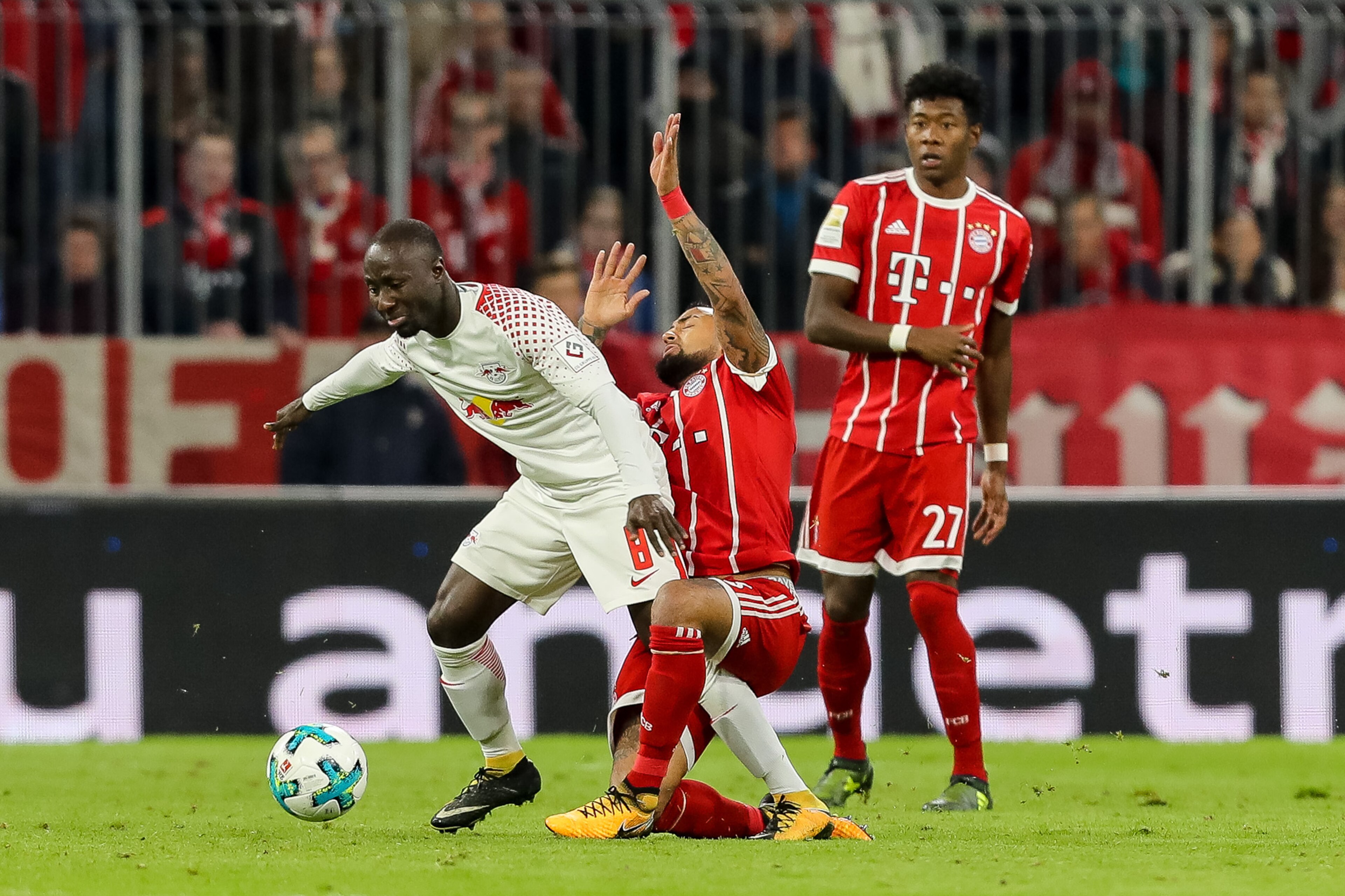 MUNICH, GERMANY - OCTOBER 28: Naby Keita of Leipzig and Arturo Erasmo Vidal of Muenchen battle for the ball during the Bundesliga match between FC Bayern Muenchen and RB Leipzig at Allianz Arena on October 28, 2017 in Munich, Germany. (Photo by TF-Images/