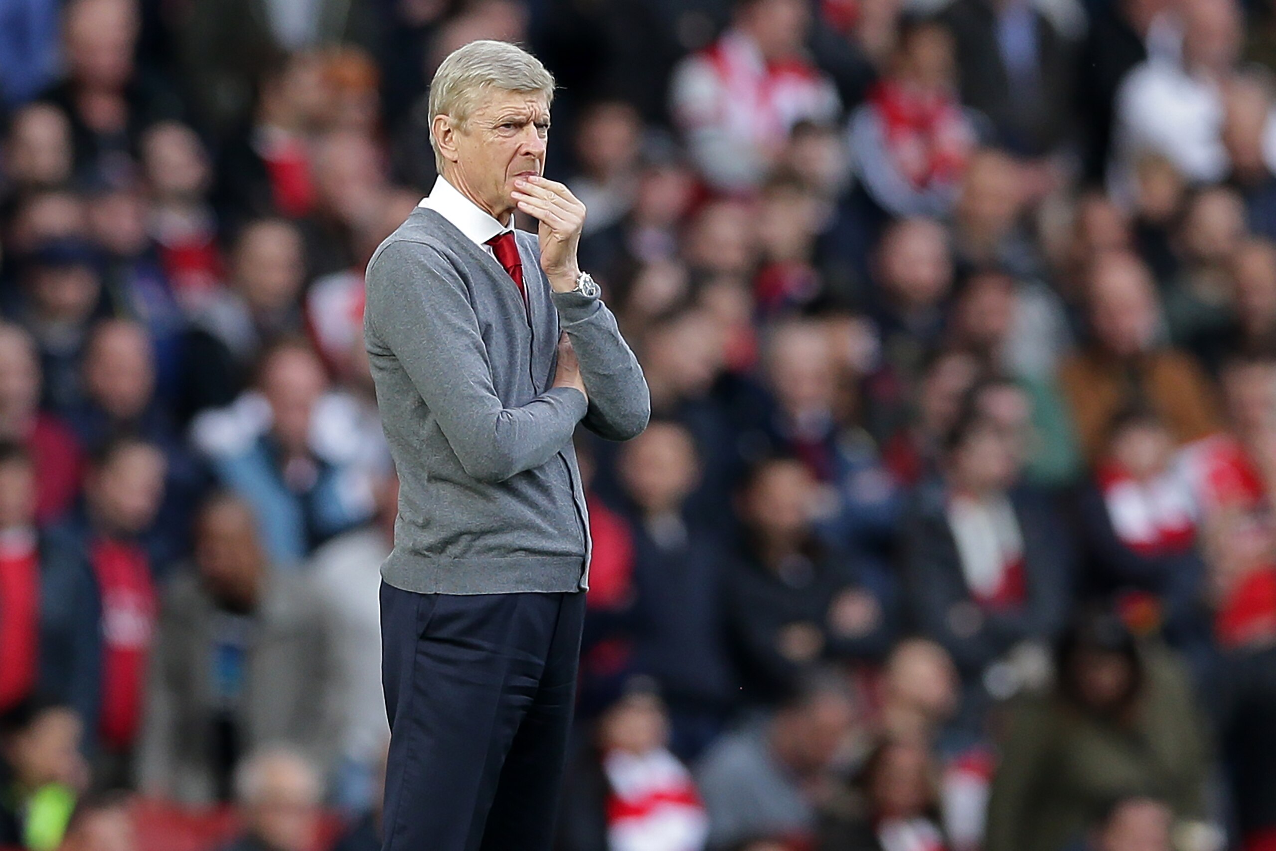 Arsenal's French manager Arsene Wenger watches from the touchline during the English Premier League football match between Arsenal and Swansea City at the Emirates Stadium in London on October 28, 2017.  / AFP PHOTO / Daniel LEAL-OLIVAS / RESTRICTED TO ED