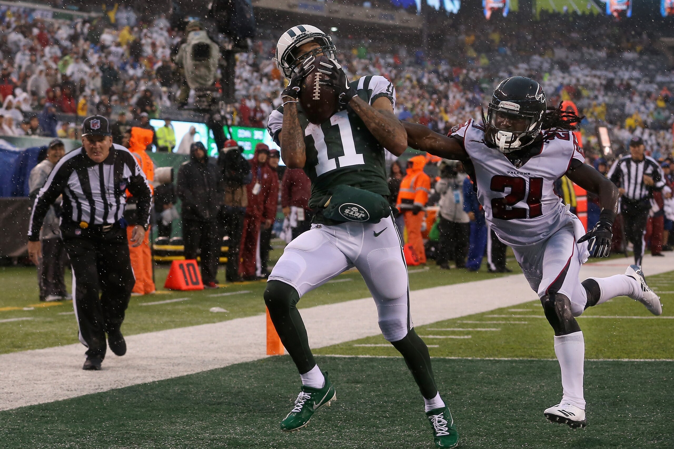 EAST RUTHERFORD, NJ - OCTOBER 29: Wide receiver Robby Anderson #11 of the New York Jets scores a touchdown against cornerback Desmond Trufant #21 of the Atlanta Falcons during the second quarter of the game at MetLife Stadium on October 29, 2017 in East EAST RUTHERFORD, NJ - OCTOBER 29: Wide receiver Robby Anderson #11 of the New York Jets scores a touchdown against cornerback Desmond Trufant #21 of the Atlanta Falcons during the second quarter of the game at MetLife Stadium on October 29, 2017 in East