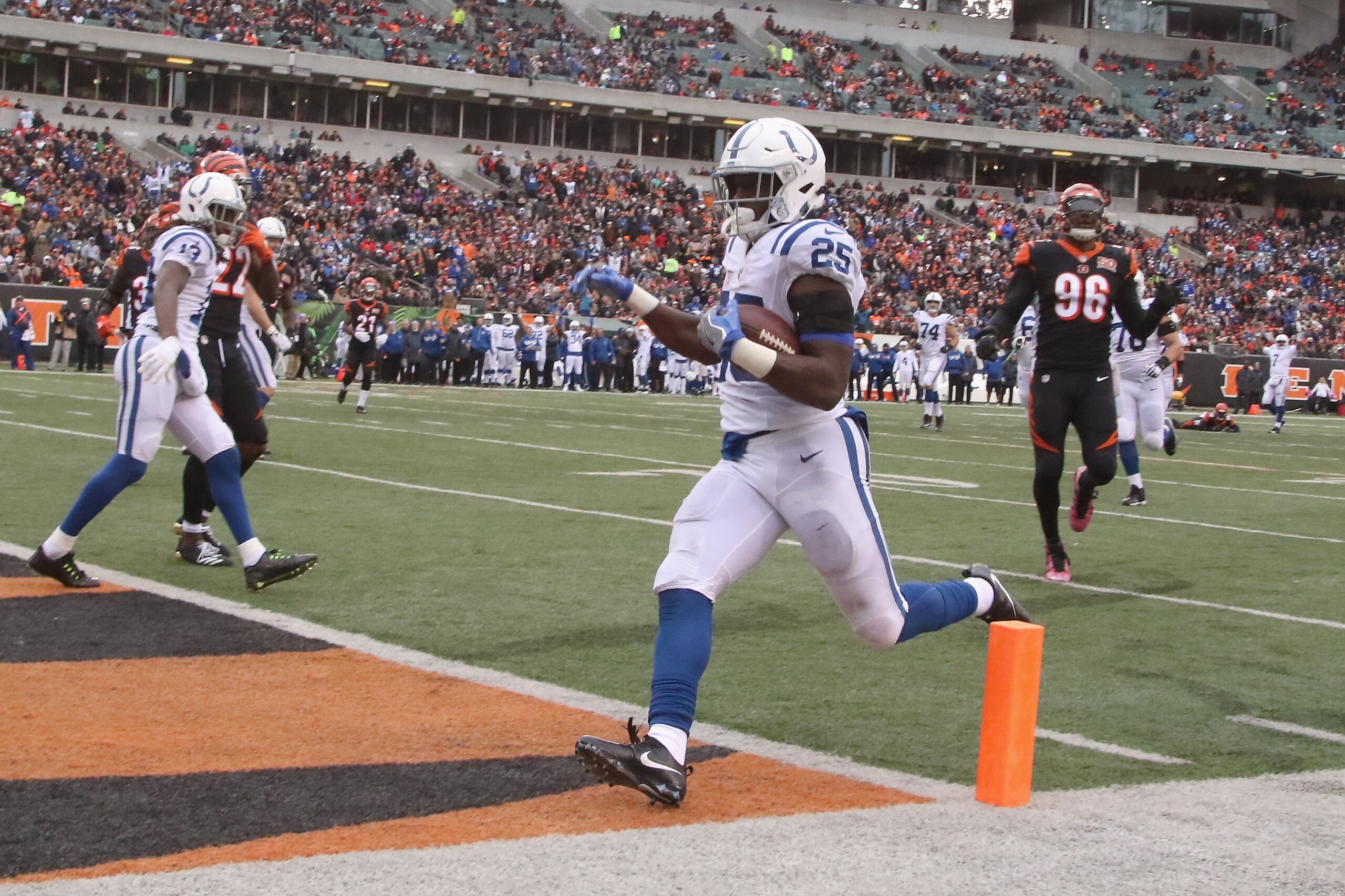 CINCINNATI, OH - OCTOBER 29: Marlon Mack #25 of the Indianapolis Colts scores a second half touchdown during the game against the Cincinnati Bengals at Paul Brown Stadium on October 29, 2017 in Cincinnati, Ohio. The Bengals defeated the Colts 24-23. (P CINCINNATI, OH - OCTOBER 29: Marlon Mack #25 of the Indianapolis Colts scores a second half touchdown during the game against the Cincinnati Bengals at Paul Brown Stadium on October 29, 2017 in Cincinnati, Ohio. The Bengals defeated the Colts 24-23. (P