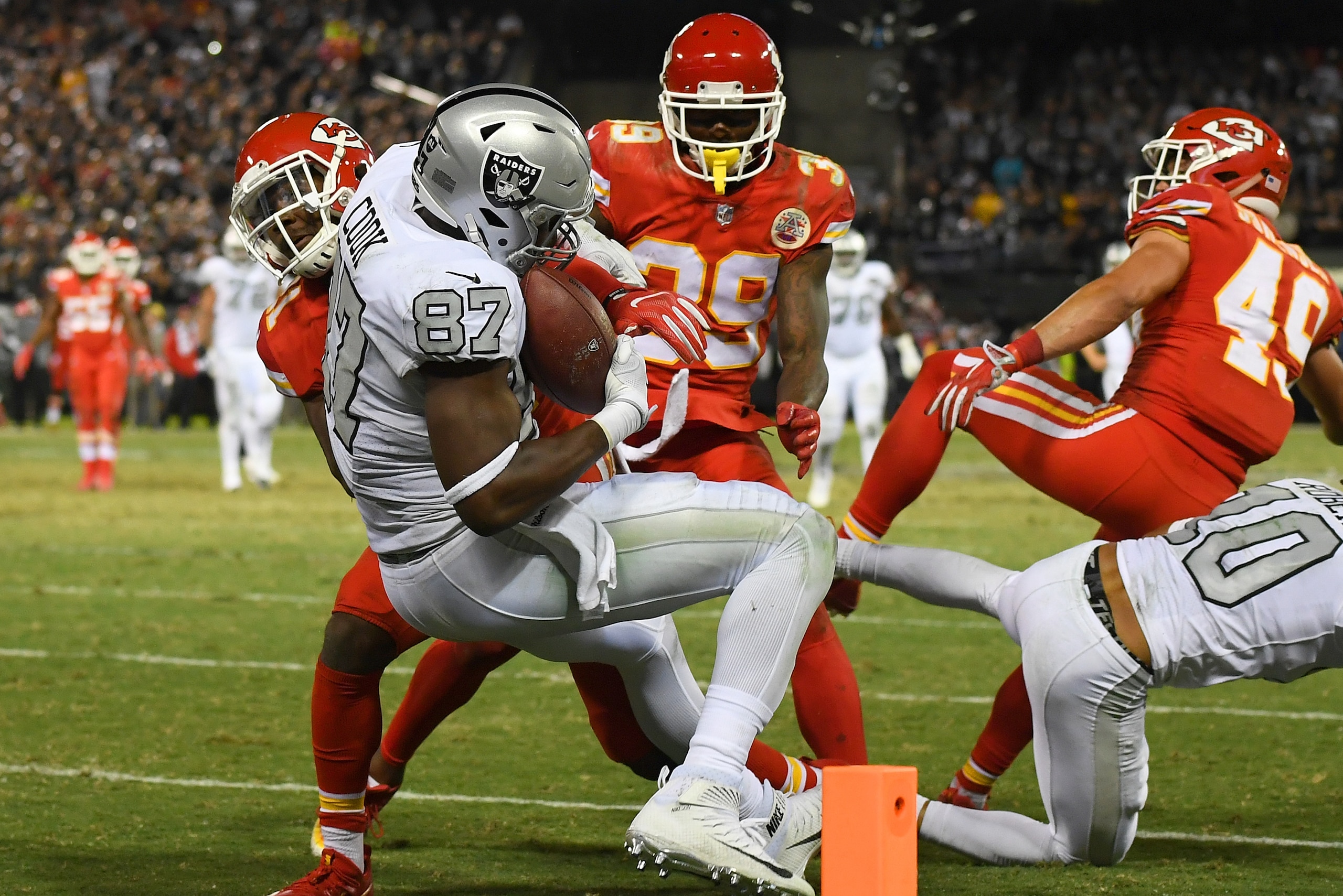 OAKLAND, CA - OCTOBER 19: Jared Cook #87 of the Oakland Raiders makes a catch at the 1-yard line against the Kansas City Chiefs in the final moments of their NFL football game at Oakland-Alameda County Coliseum on October 19, 2017 in Oakland, California. OAKLAND, CA - OCTOBER 19: Jared Cook #87 of the Oakland Raiders makes a catch at the 1-yard line against the Kansas City Chiefs in the final moments of their NFL football game at Oakland-Alameda County Coliseum on October 19, 2017 in Oakland, California.