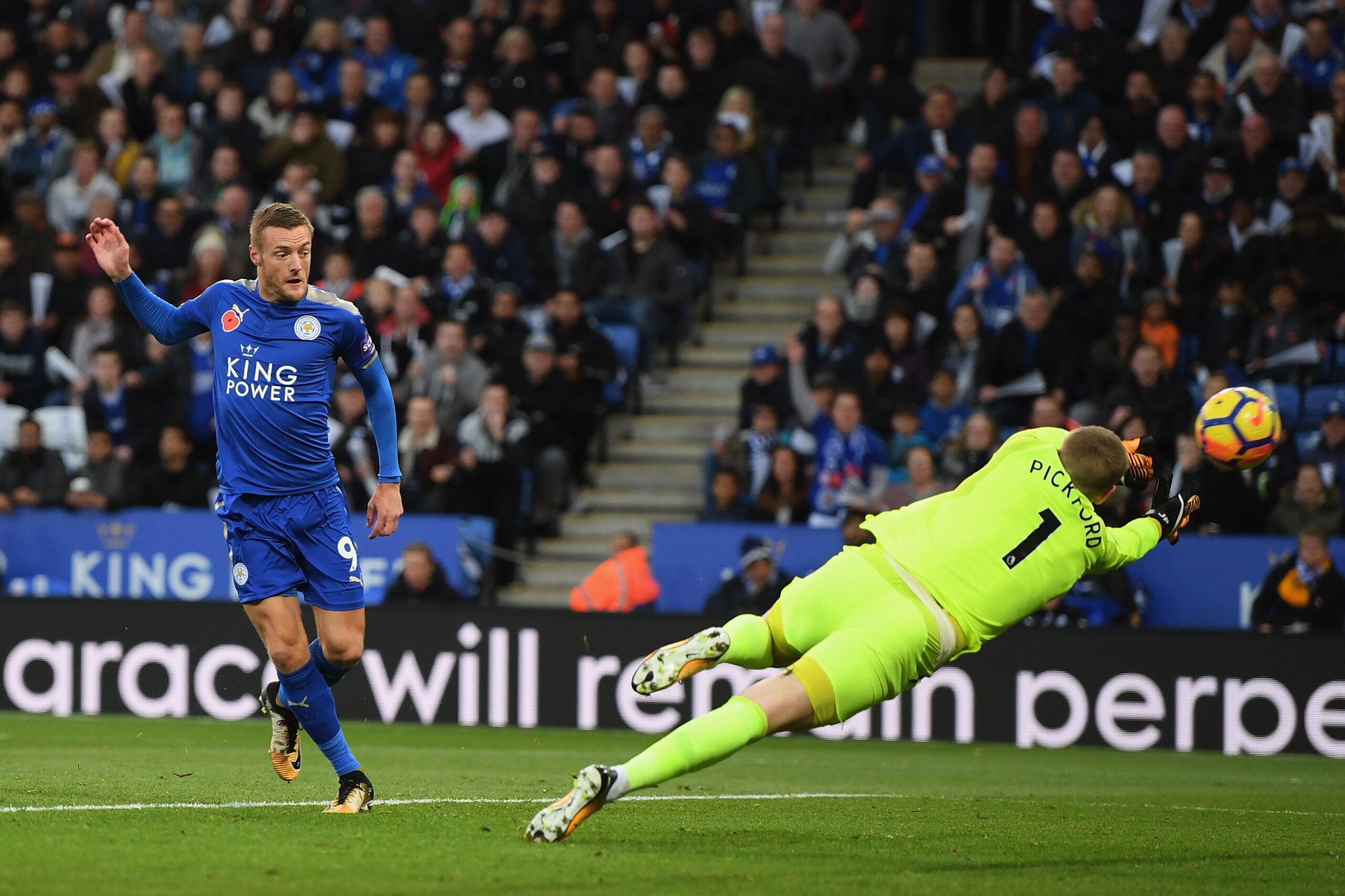 LEICESTER, ENGLAND - OCTOBER 29:  Jamie Vardy of Leicester City scores their first goal lduring the Premier League match between Leicester City and Everton at The King Power Stadium on October 29, 2017 in Leicester, England.  (Photo by Shaun Botterill/Get