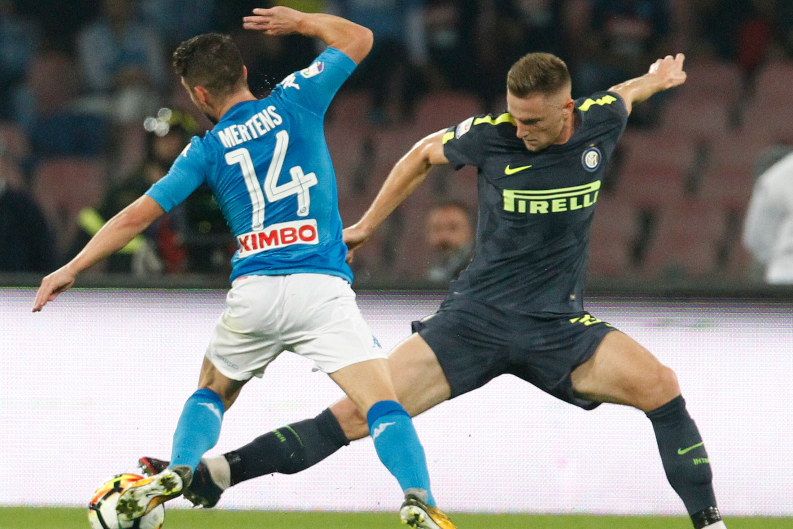 Inter Milan's Slovak defender Milan Skriniar (R) fights for the ball with Napoli's Belgian striker Dries Mertens during the Italian Serie A football match SSC Napoli vs FC Internazionale Milano on October 21 2017 at the San Paolo Stadium. / AFP PHOTO / CA