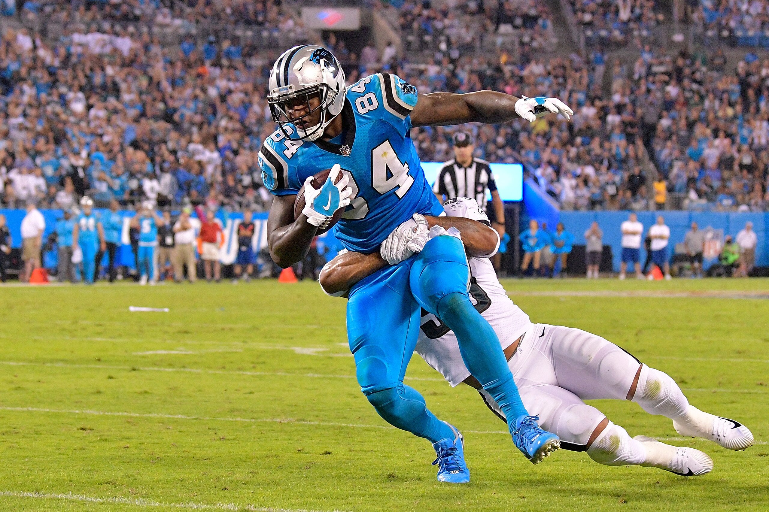 CHARLOTTE, NC - OCTOBER 12:  Ed Dickson #84 of the Carolina Panthers runs the ball against Nigel Bradham #53 of the Philadelphia Eagles in the fourth quarter during their game at Bank of America Stadium on October 12, 2017 in Charlotte, North Carolina.  (