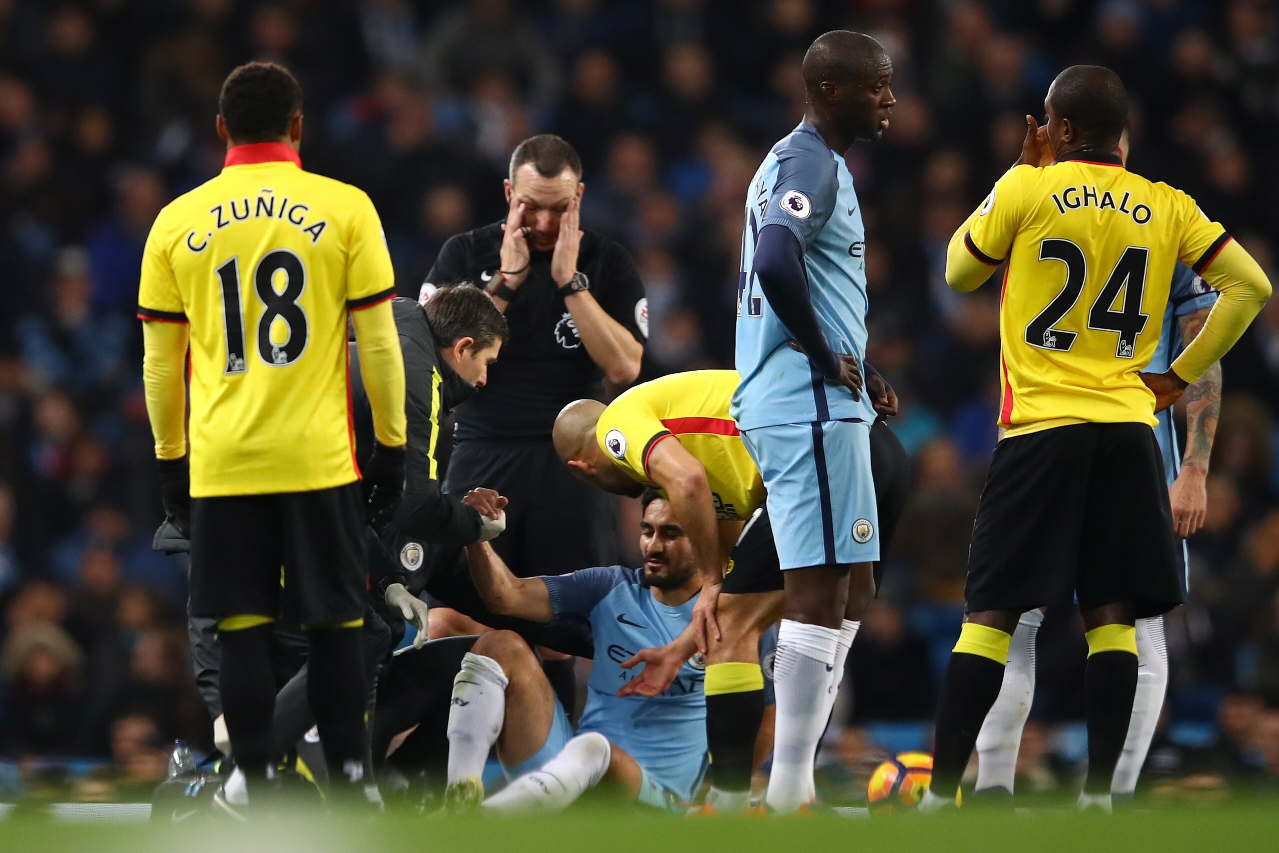 MANCHESTER, ENGLAND - DECEMBER 14: Ilkay Gundogan (C) of Manchester City receives medical treatment before being substituted due to an injury during the Premier League match between Manchester City and Watford at Etihad Stadium on December 14, 2016 in Man MANCHESTER, ENGLAND - DECEMBER 14: Ilkay Gundogan (C) of Manchester City receives medical treatment before being substituted due to an injury during the Premier League match between Manchester City and Watford at Etihad Stadium on December 14, 2016 in Man