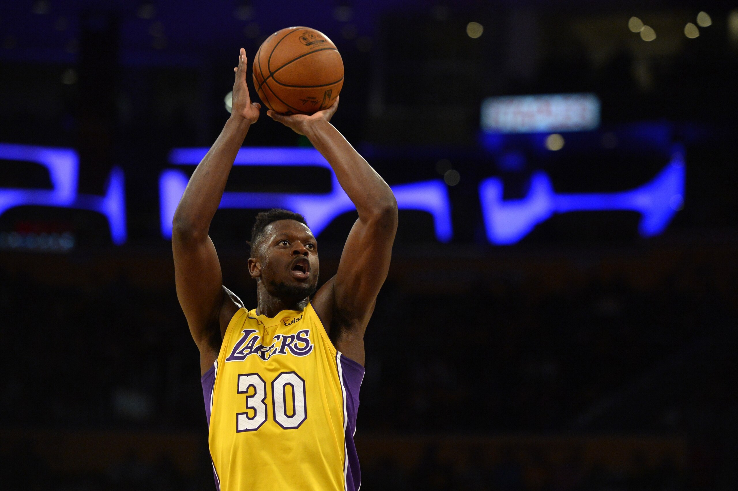 LOS ANGELES, CA - OCTOBER 31:  Julius Randle #30 of the Los Angeles Lakers attempts a jump shot during the game against the Detroit Pistons on October 31, 2017 at STAPLES Center in Los Angeles, California. NOTE TO USER: User expressly acknowledges and agr
