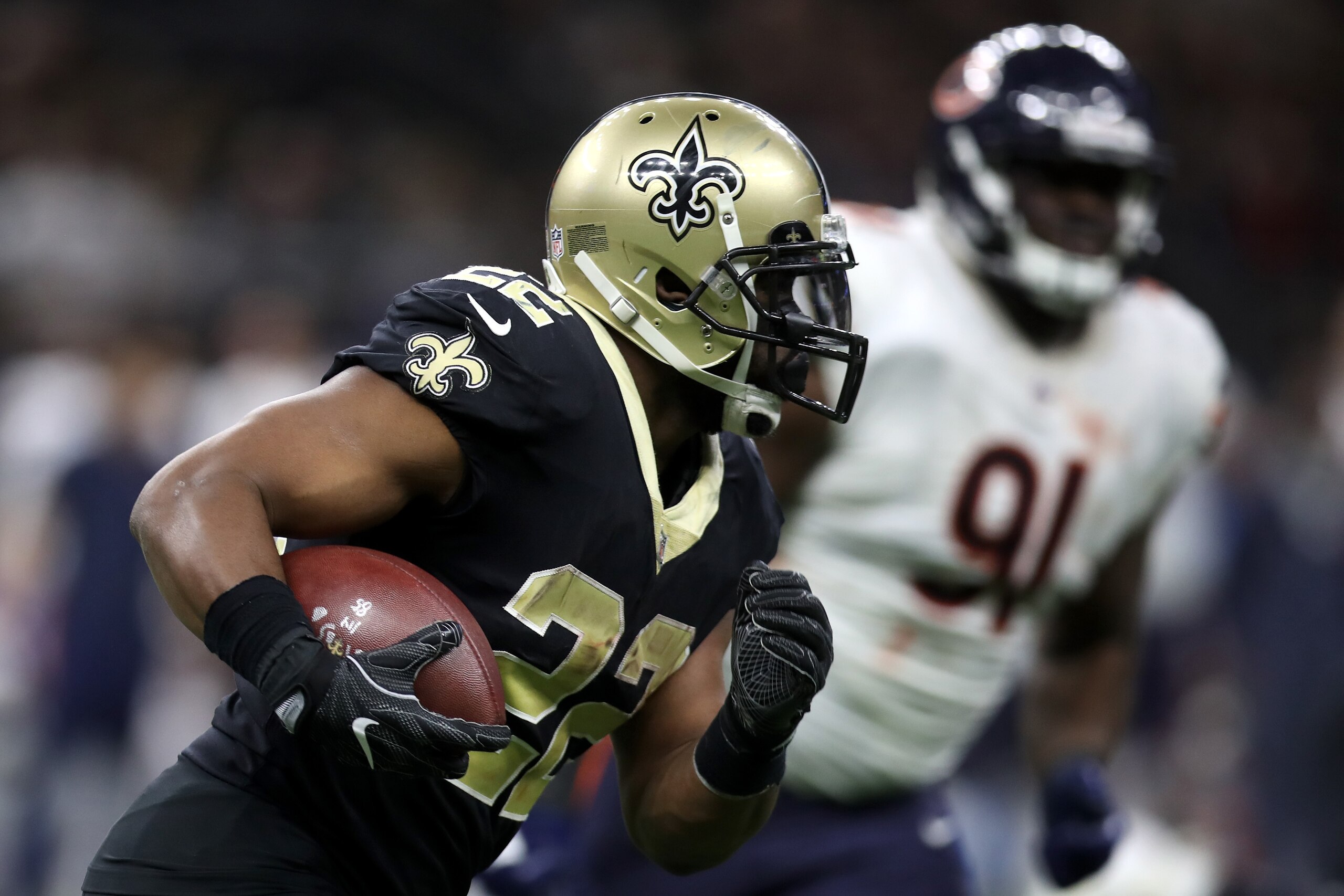 NEW ORLEANS, LA - OCTOBER 29:   Mark Ingram #22 of the New Orleans Saints runs with the ball against the Chicago Bears  at the Mercedes-Benz Superdome on October 29, 2017 in New Orleans, Louisiana.  (Photo by Chris Graythen/Getty Images)