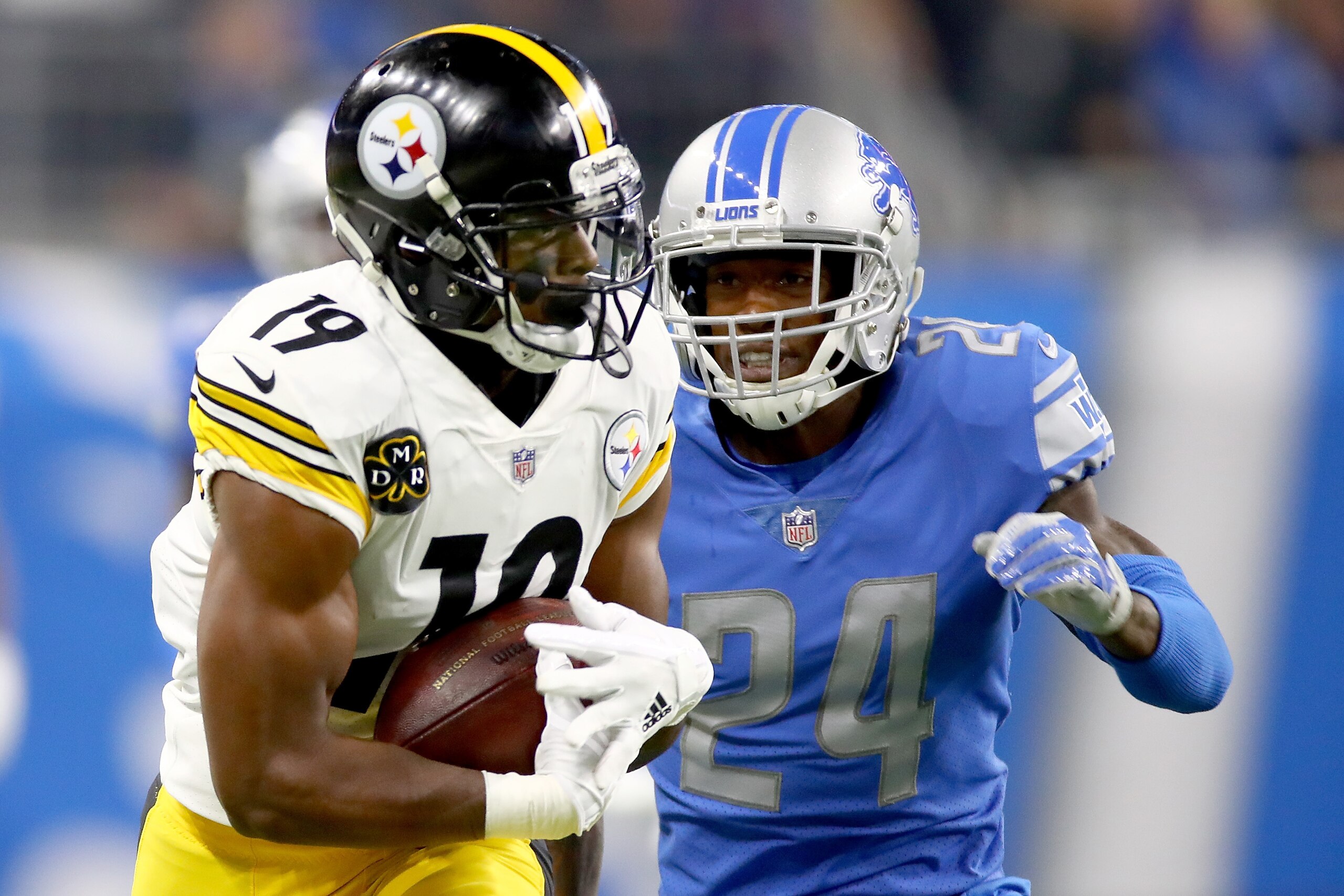 DETROIT, MI - OCTOBER 29: Wide receiver JuJu Smith-Schuster #19 of the Pittsburgh Steelers runs with the ball after a making a catch against cornerback Nevin Lawson #24 of the Detroit Lions at Ford Field on October 29, 2017 in Detroit, Michigan. (Photo by