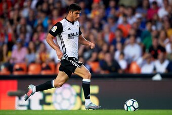 VALENCIA, SPAIN - OCTOBER 21:  Goncalo Guedes of Valencia runs with the ball during the La Liga match between Valencia and Sevilla at Estadio Mestalla on October 21, 2017 in Valencia, Spain.  (Photo by Manuel Queimadelos Alonso/Getty Images)