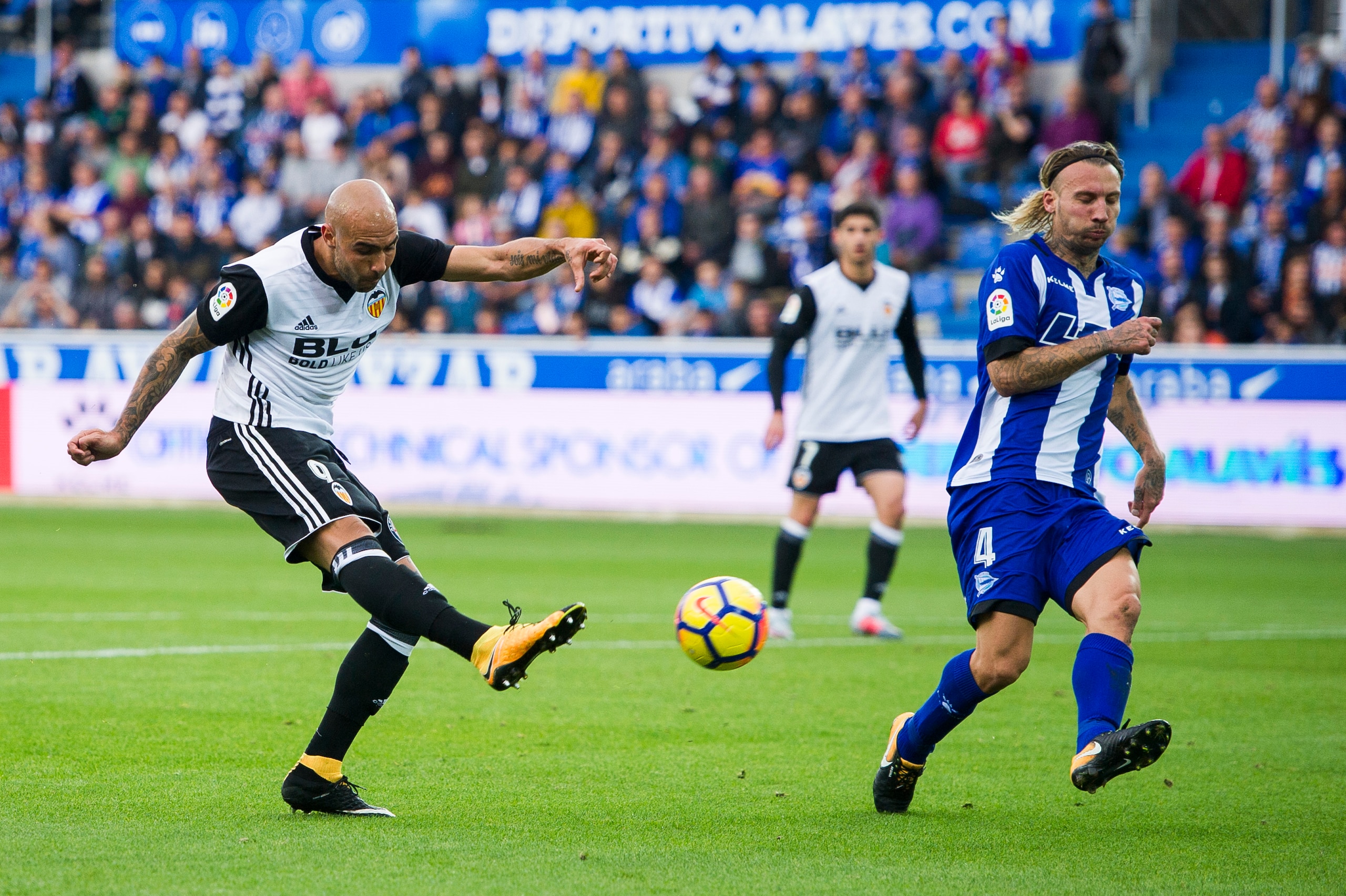VITORIA-GASTEIZ, SPAIN - OCTOBER 28:  Simone Zaza of Valencia CF scoring a goal during the La Liga match between Deportivo Alaves and Valencia CF at Estadio de Mendizorroza on October 28, 2017 in Vitoria-Gasteiz, Spain.  (Photo by Juan Manuel Serrano Arce