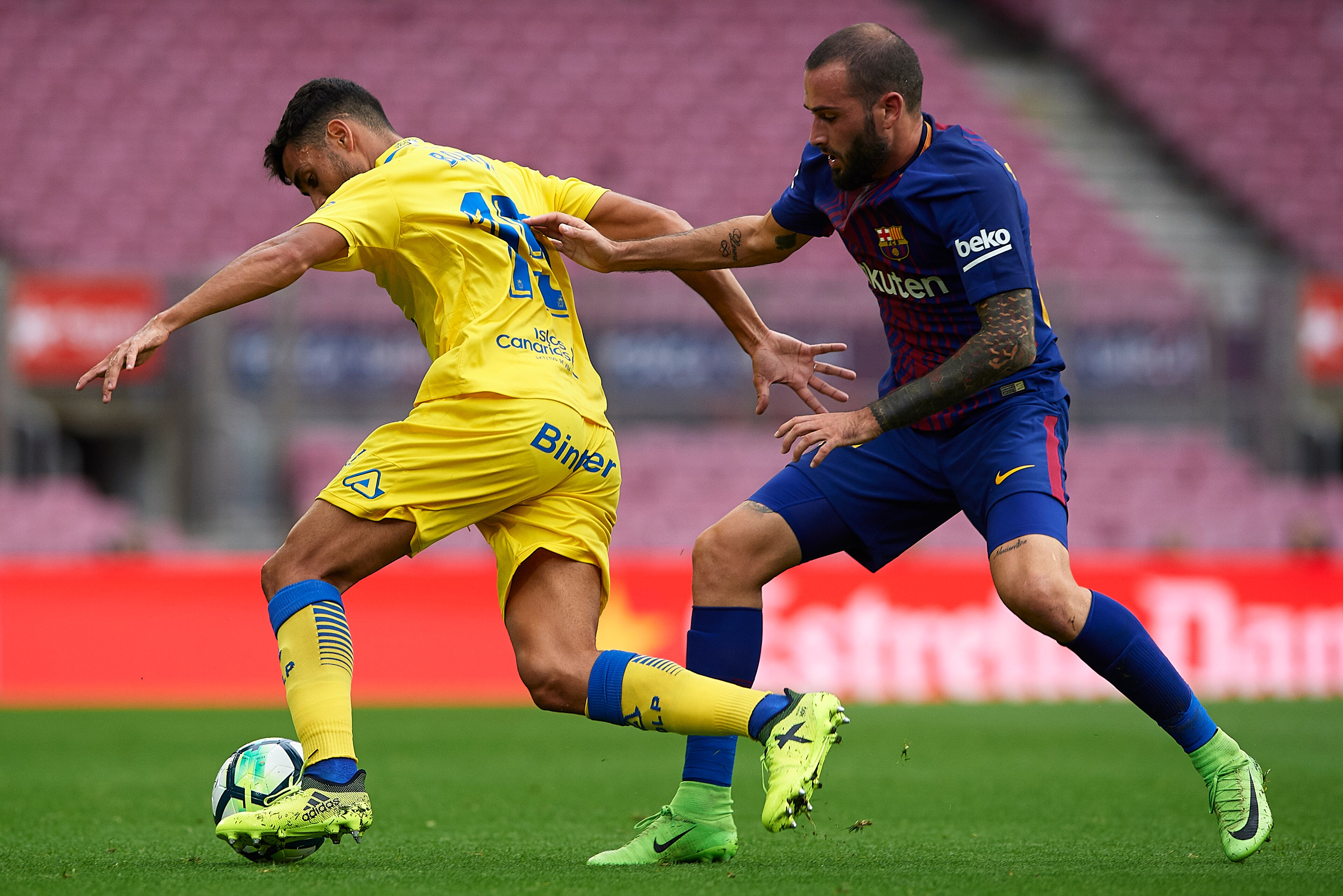 BARCELONA, SPAIN - OCTOBER 01:  Aleix Vidal of Barcelona competes for the ball with Borja Herrera (L) of Las Palmas during the La Liga match between Barcelona and Las Palmas at Camp Nou on October 1, 2017 in Barcelona, Spain.  (Photo by Manuel Queimadelos