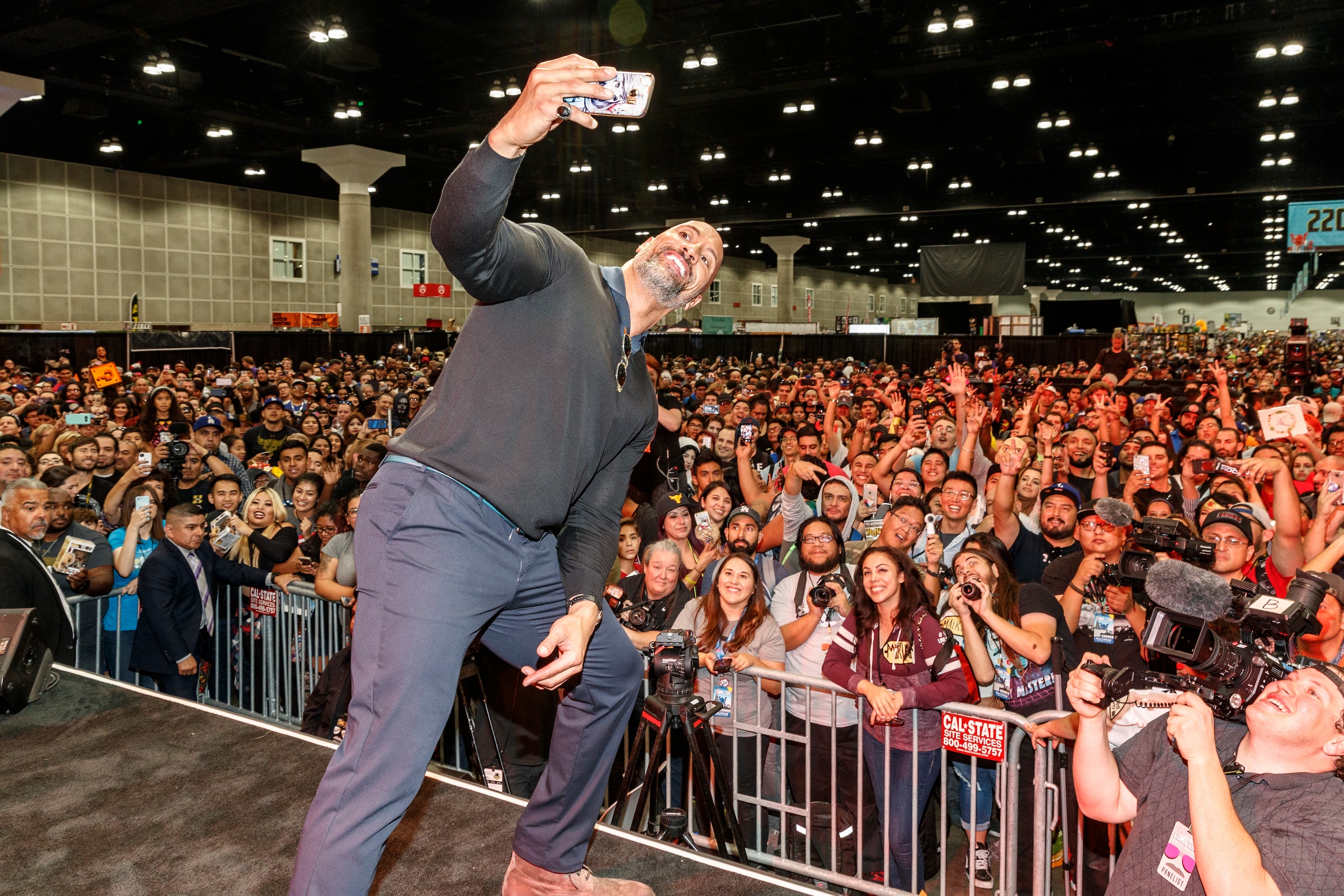 LOS ANGELES, CA - OCTOBER 28: Actor Dwayne Johnson takes a selfie with the crowd at ENTERTAINMENT WEEKLY Presents Dwayne 'The Rock' Johnson at Stan Lee's Los Angeles Comic-Con at Los Angeles Convention Center on October 28, 2017 in Los Angeles, Californi LOS ANGELES, CA - OCTOBER 28: Actor Dwayne Johnson takes a selfie with the crowd at ENTERTAINMENT WEEKLY Presents Dwayne 'The Rock' Johnson at Stan Lee's Los Angeles Comic-Con at Los Angeles Convention Center on October 28, 2017 in Los Angeles, Californi