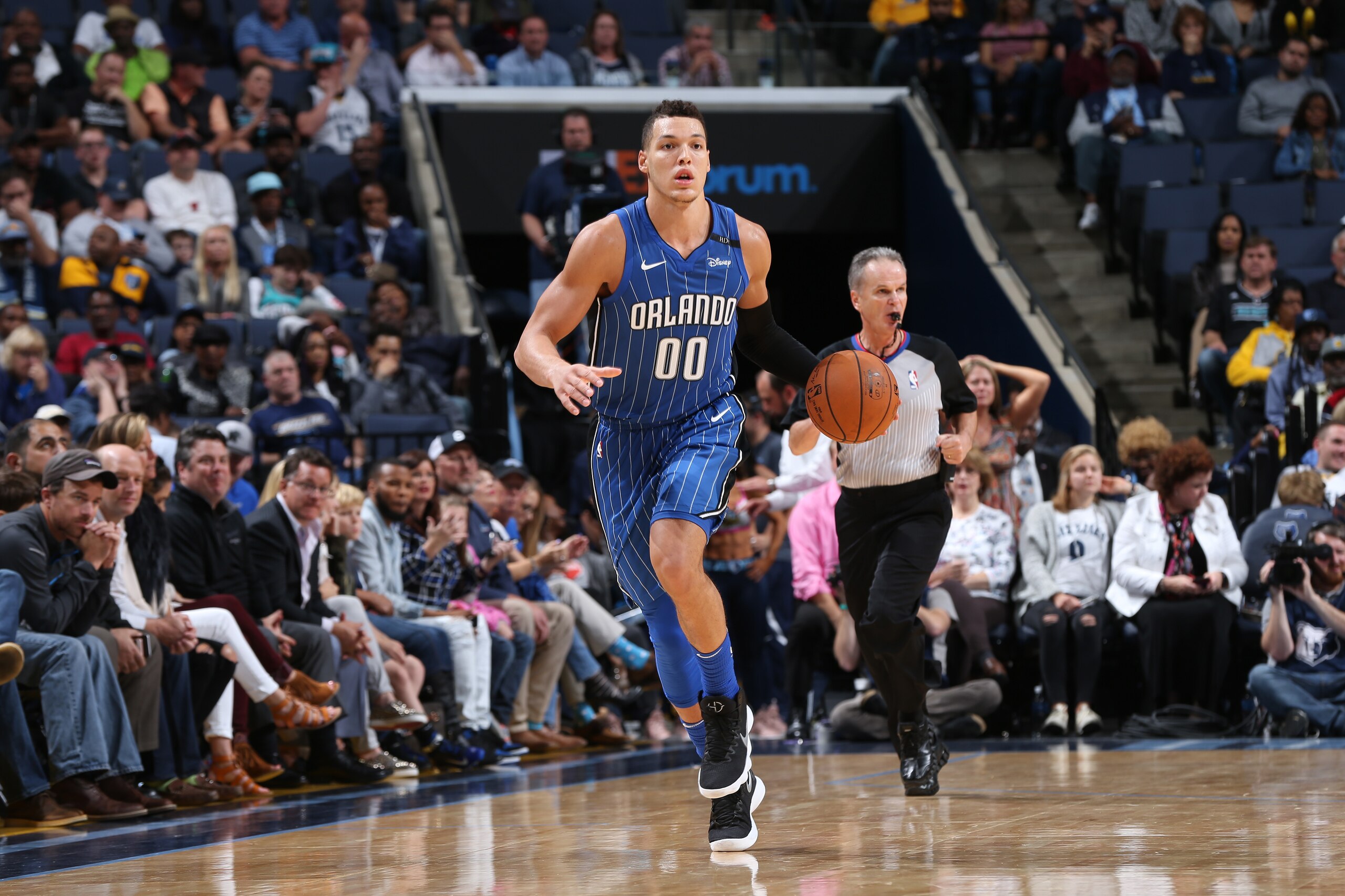 MEMPHIS, TN - NOVEMBER 1: Aaron Gordon #00 of the Orlando Magic handles the ball against the Memphis Grizzlies on November 1, 2017 at FedExForum in Memphis, Tennessee. NOTE TO USER: User expressly acknowledges and agrees that, by downloading and or using 