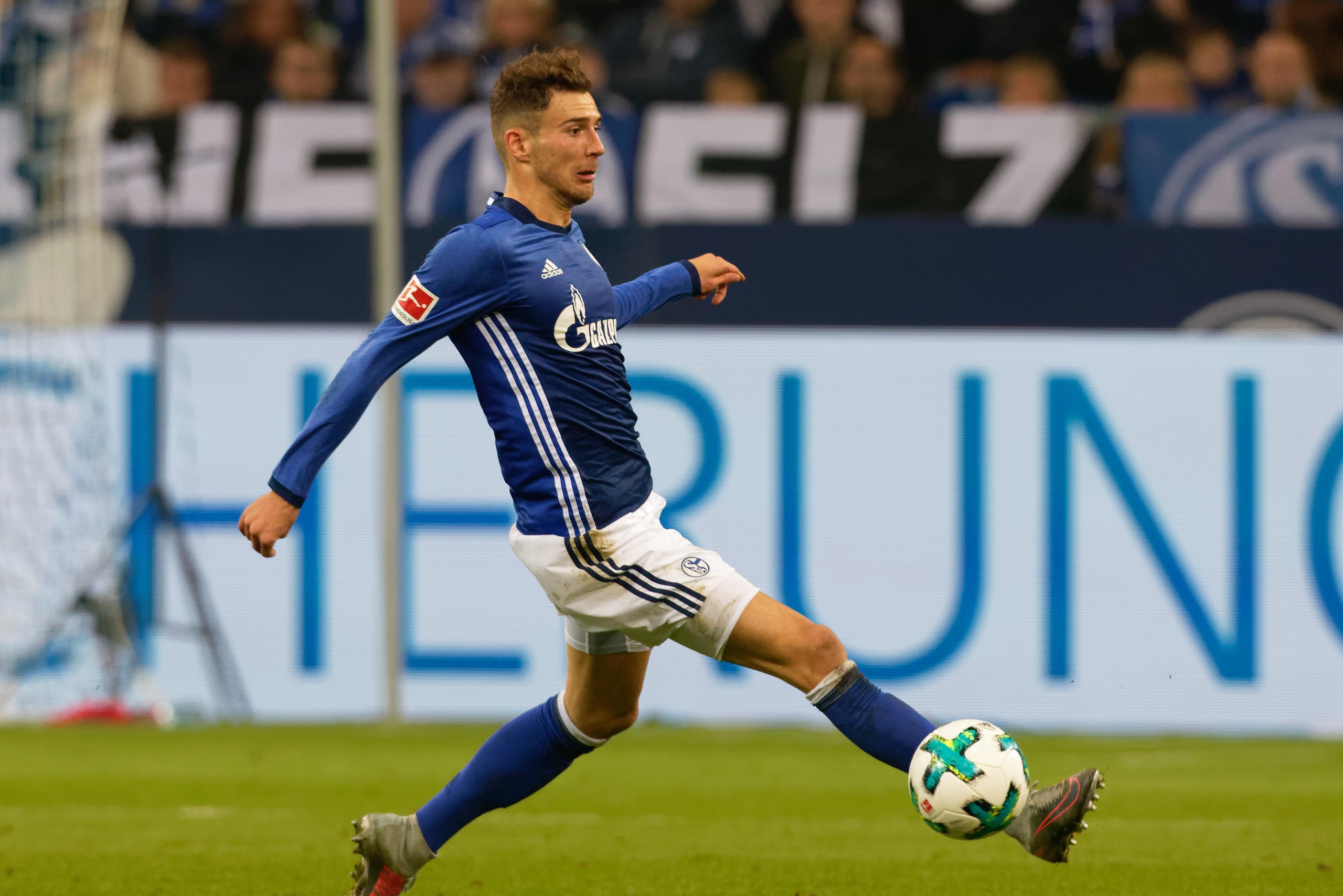 GELSENKIRCHEN, GERMANY - OCTOBER 20: Leon Goretzka of Schalke controls the ball during the Bundesliga match between FC Schalke 04 and 1. FSV Mainz 05 at Veltins-Arena on October 20, 2017 in Gelsenkirchen, Germany. (Photo by TF-Images/TF-Images via Getty I