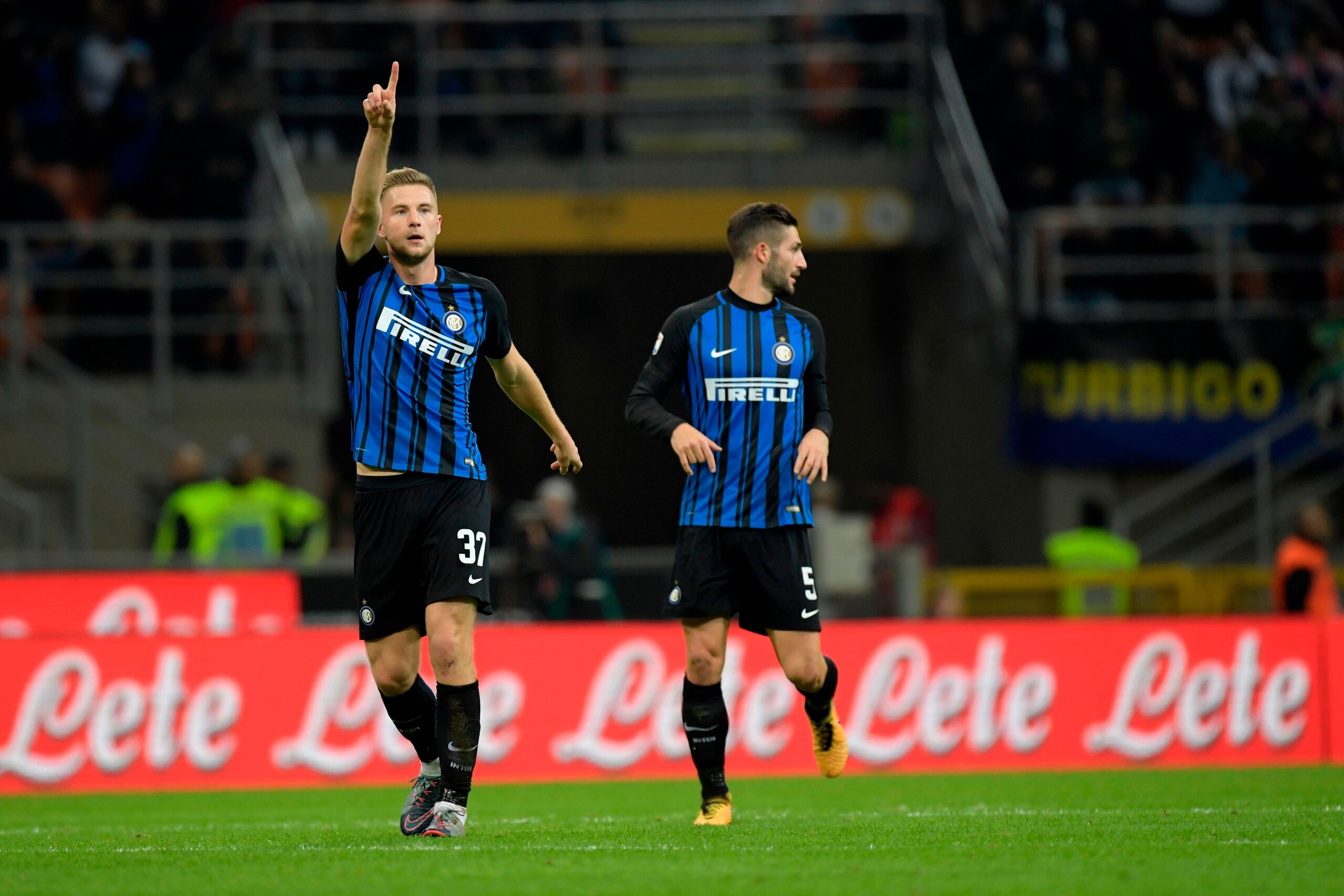 Inter Milan's Slovakian defender Milan Skriniar (L) celebrates with teammates after scoring during the Italian Serie A football match Inter Milan vs Sampdoria at the San Siro stadium in Milan on October 24, 2017.  / AFP PHOTO / MIGUEL MEDINA        (Photo