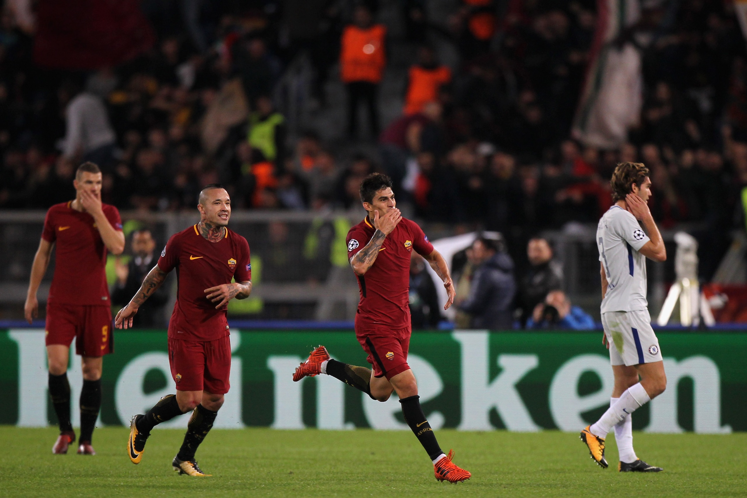 ROME, ITALY - OCTOBER 31:  Diego Perotti with his teammate Radja Nainggolan of AS Roma celebrates after scoring the team's third goal during the UEFA Champions League group C match between AS Roma and Chelsea FC at Stadio Olimpico on October 31, 2017 in R