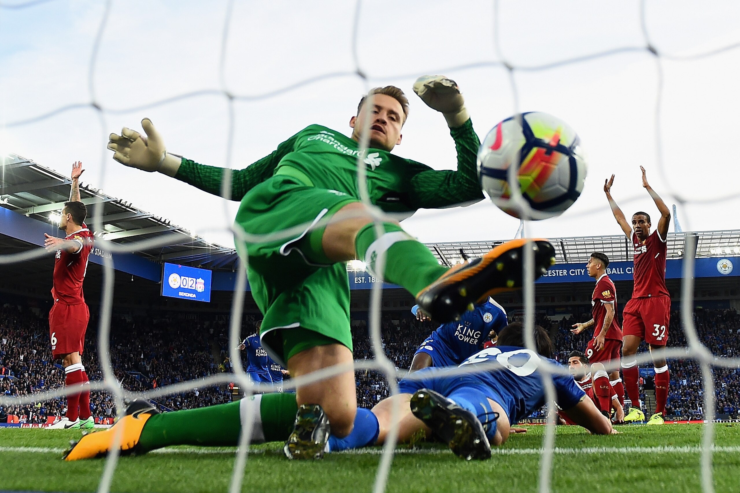 LEICESTER, ENGLAND - SEPTEMBER 23: Simon Mignolet of Liverpool attempts to save as Shinji Okazaki of Leicester City scores his sides first goal during the Premier League match between Leicester City and Liverpool at The King Power Stadium on September 23 LEICESTER, ENGLAND - SEPTEMBER 23: Simon Mignolet of Liverpool attempts to save as Shinji Okazaki of Leicester City scores his sides first goal during the Premier League match between Leicester City and Liverpool at The King Power Stadium on September 23