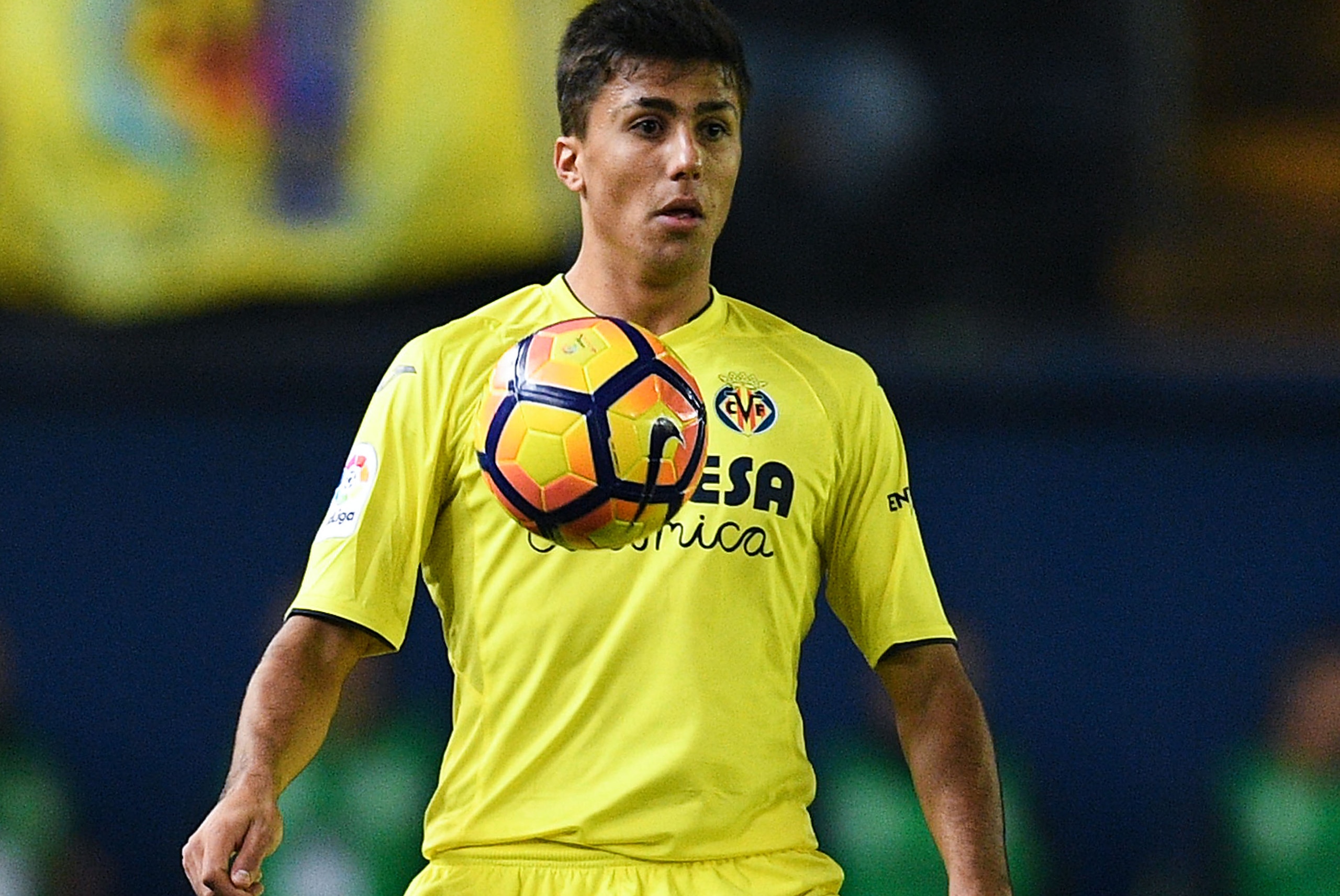 VILLARREAL, SPAIN - DECEMBER 12: Rodri Hernandez of Villarreal CF controls the ball during the La Liga match between Villarreal CF and Club Atletico de Madrid at El Madrigal stadium on December 12, 2016 in Villarreal, Spain. (Photo by David Ramos/Getty VILLARREAL, SPAIN - DECEMBER 12: Rodri Hernandez of Villarreal CF controls the ball during the La Liga match between Villarreal CF and Club Atletico de Madrid at El Madrigal stadium on December 12, 2016 in Villarreal, Spain. (Photo by David Ramos/Getty