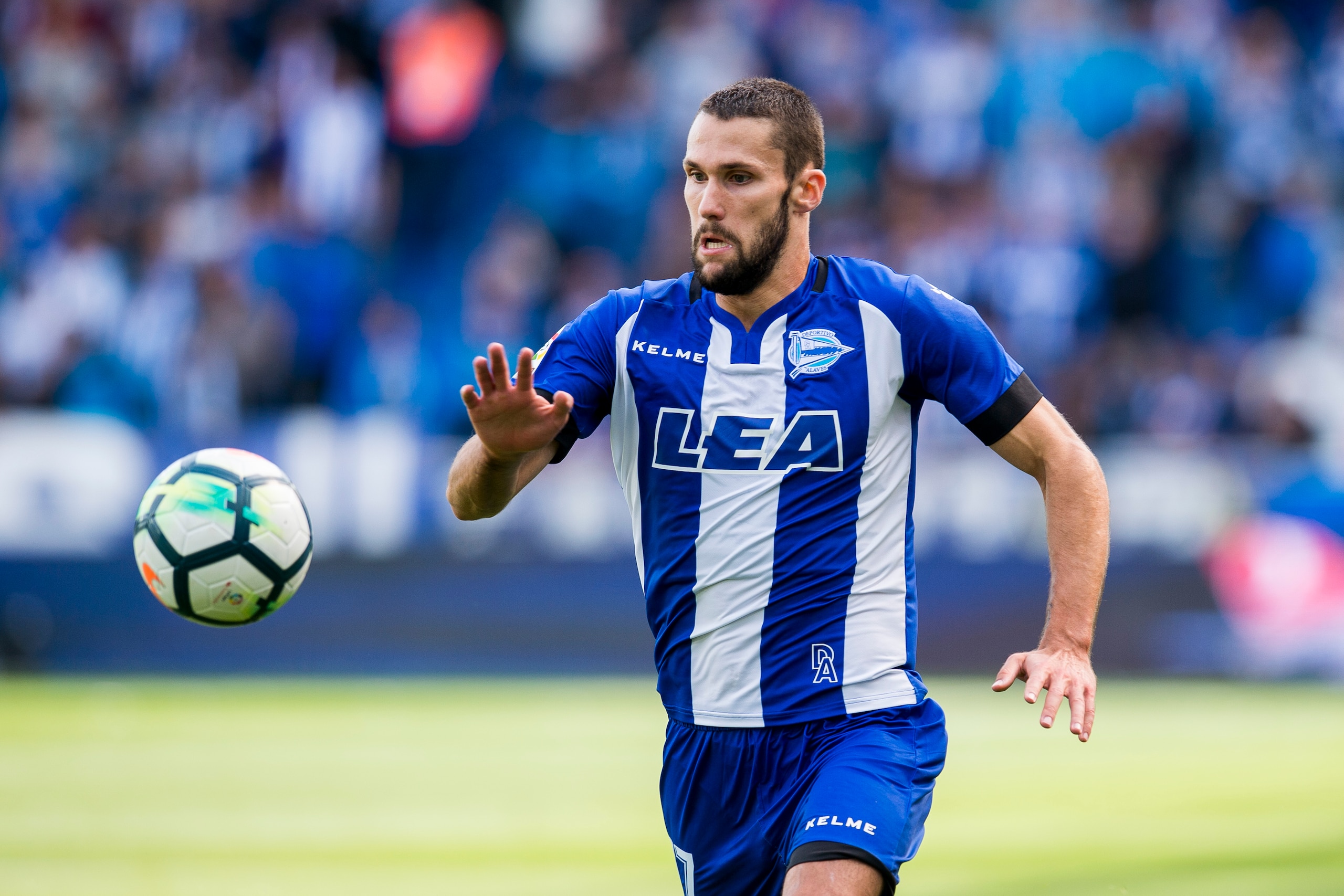 VITORIA-GASTEIZ, SPAIN - SEPTEMBER 17: Alfonso Pedraza of Deportivo Alaves controls the ball during the La Liga match between Deportivo Alaves and Villarreal CF at Mendizorroza stadium on September 17, 2017 in Vitoria-Gasteiz, Spain. (Photo by Juan Manu VITORIA-GASTEIZ, SPAIN - SEPTEMBER 17: Alfonso Pedraza of Deportivo Alaves controls the ball during the La Liga match between Deportivo Alaves and Villarreal CF at Mendizorroza stadium on September 17, 2017 in Vitoria-Gasteiz, Spain. (Photo by Juan Manu