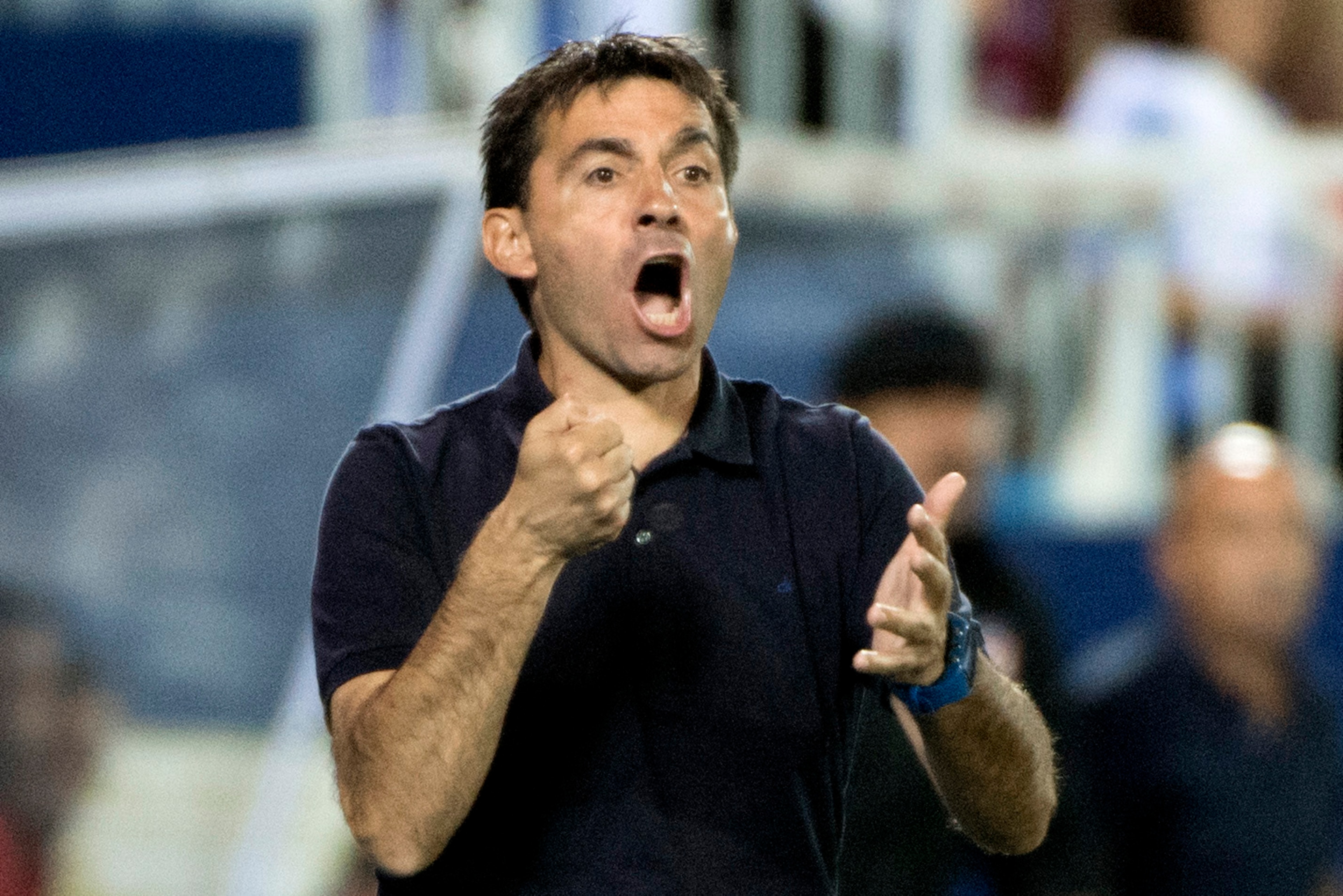 Leganes' coach Asier Garitano shouts instructions to his players during the Spanish league football match Club Deportivo Leganes SAD vs Club Atletico de Madrid at the Estadio Municipal Butarque in Madrid on September 30, 2017. / AFP PHOTO / CURTO DE LA TO