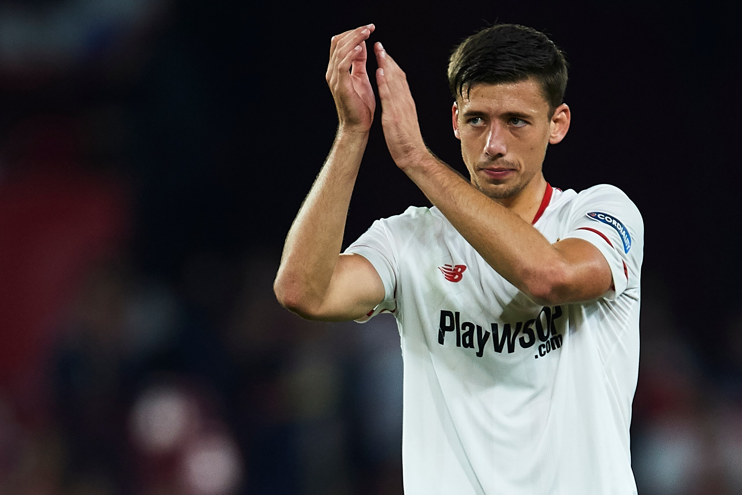 SEVILLE, SPAIN - NOVEMBER 01: Clement Lenglet of Sevilla FC waves to the fans during the UEFA Champions League group E match between Sevilla FC and Spartak Moskva at Estadio Ramon Sanchez Pizjuan on November 1, 2017 in Seville, Spain. (Photo by Aitor Al SEVILLE, SPAIN - NOVEMBER 01: Clement Lenglet of Sevilla FC waves to the fans during the UEFA Champions League group E match between Sevilla FC and Spartak Moskva at Estadio Ramon Sanchez Pizjuan on November 1, 2017 in Seville, Spain. (Photo by Aitor Al