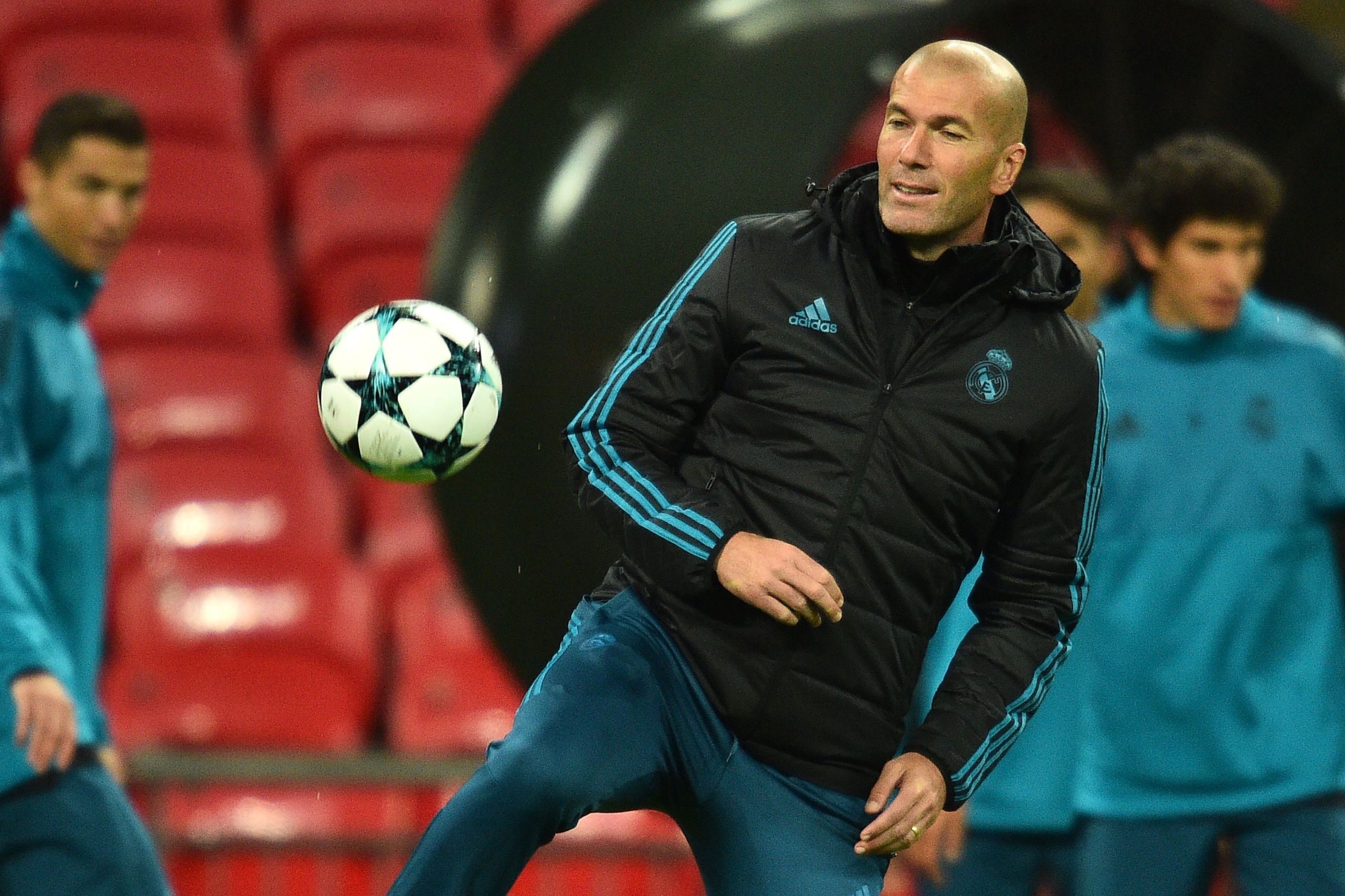 Real Madrid's French coach Zinedine Zidane controls a ball as he takes a team training session at Wembley Stadium, in north London, on October 31, 2017 on the eve of their UEFA Champions League group H football match against Tottenham Hotspur. / AFP PHOTO