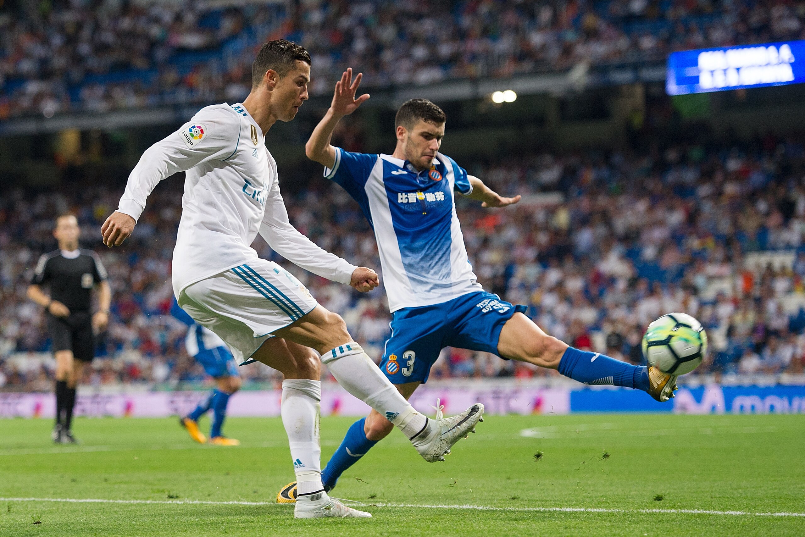 MADRID, SPAIN - OCTOBER 01: Cristiano Ronaldo of Real Madrid CF shoots past Aaron Martin of RCD Espanyolduring the La Liga match between Real Madrid and Espanyol at Estadio Santiago Bernabeu on October 1, 2017 in Madrid, Spain. (Photo by Denis Doyle/Getty