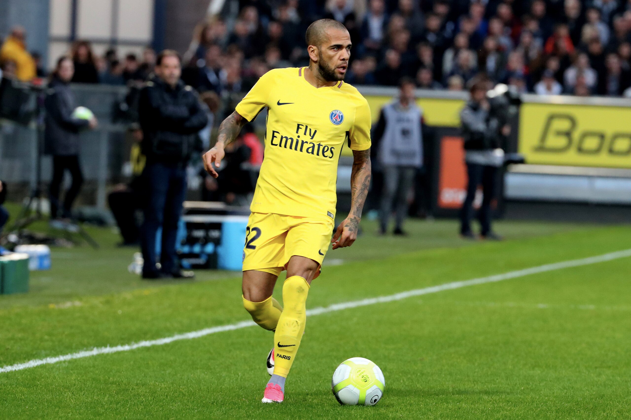 ANGERS, FRANCE - NOVEMBER 04:  Dani Alves of Paris Saint-Germain in action during the Ligue 1 match between Angers SCO and Paris Saint Germain (PSG) at Stade Raymond Kopa on November 4, 2017 in Angers, France.  (Photo by Xavier Laine/Getty Images)