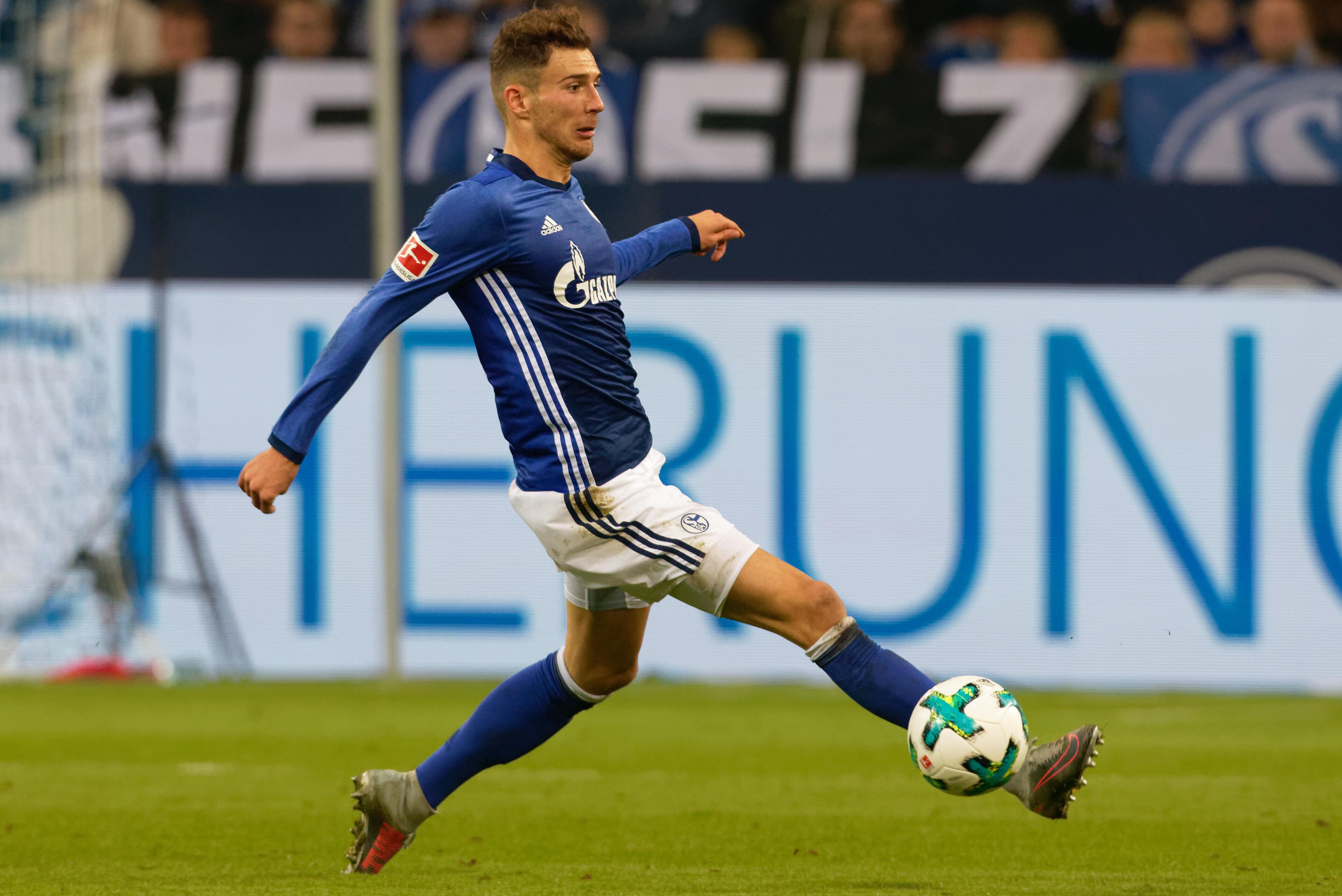 GELSENKIRCHEN, GERMANY - OCTOBER 20: Leon Goretzka of Schalke controls the ball during the Bundesliga match between FC Schalke 04 and 1. FSV Mainz 05 at Veltins-Arena on October 20, 2017 in Gelsenkirchen, Germany. (Photo by TF-Images/TF-Images via Getty I