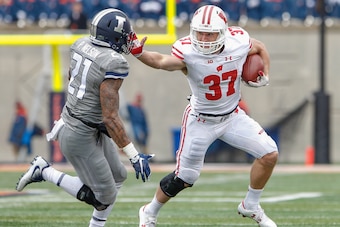 CHAMPAIGN, IL - OCTOBER 28: Garrett Groshek #37 of the Wisconsin Badgers runs the ball during the game against the Illinois Fighting Illini at Memorial Stadium on October 28, 2017 in Champaign, Illinois. (Photo by Michael Hickey/Getty Images)