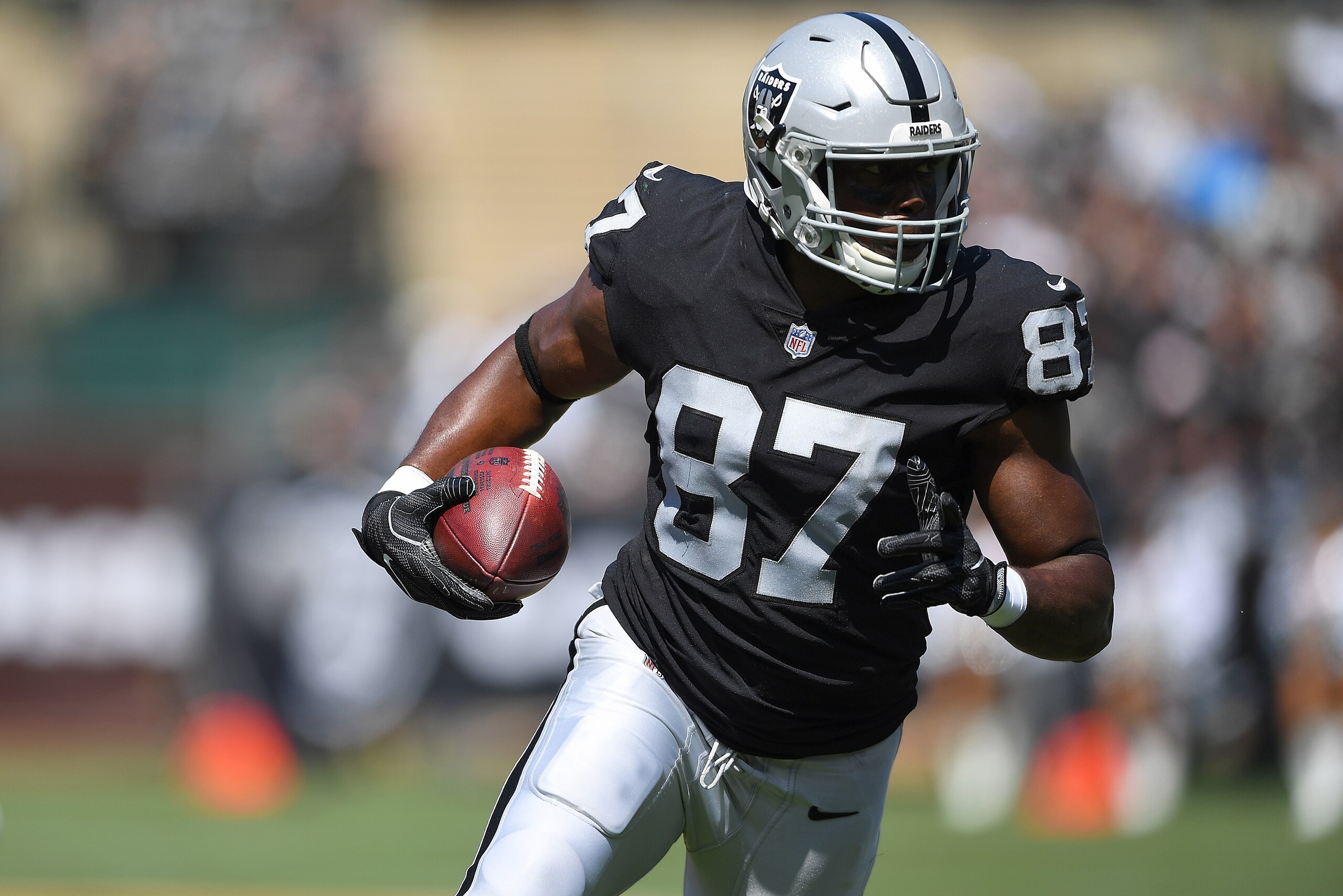 OAKLAND, CA - SEPTEMBER 17:  Jared Cook #87 of the Oakland Raiders runs with the ball after catching a pass against the New York Jets during the first quarter of their NFL football game at Oakland-Alameda County Coliseum on September 17, 2017 in Oakland, 