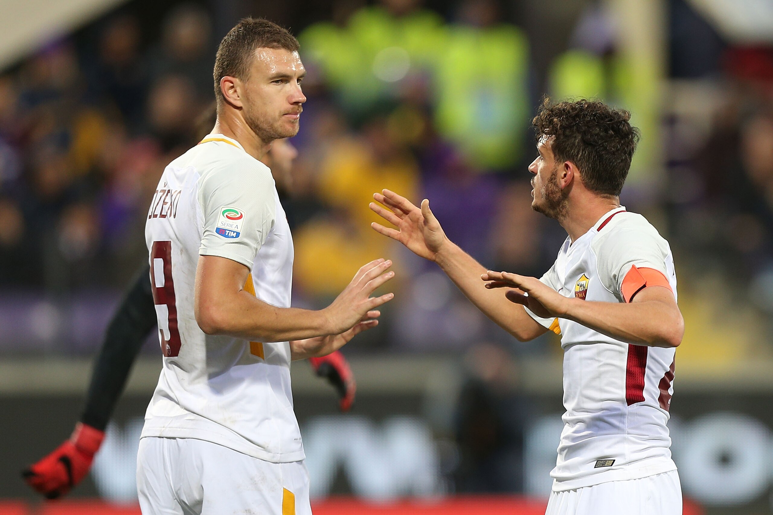 FLORENCE, ITALY - NOVEMBER 05: Edin Dzeko and Alessandro Florenzi of AS Roma in action during the Serie A match between ACF Fiorentina and AS Roma at Stadio Artemio Franchi on November 5, 2017 in Florence, Italy.  (Photo by Gabriele Maltinti/Getty Images)