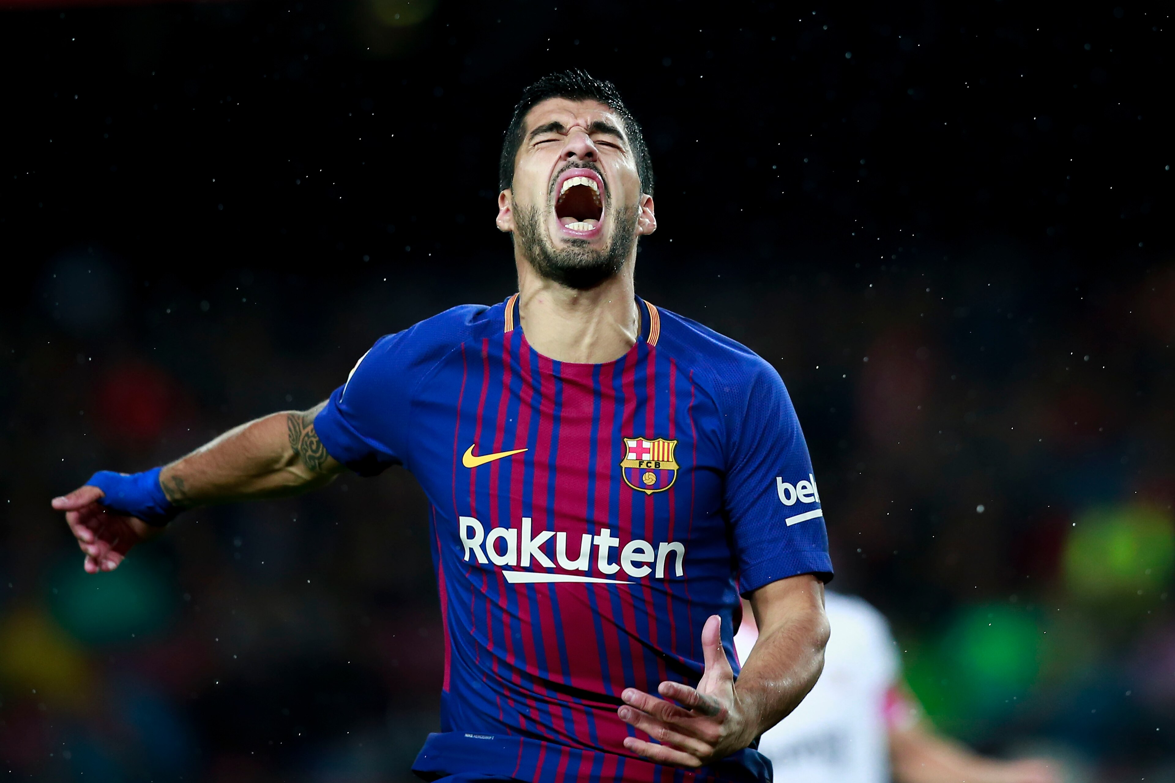 BARCELONA, SPAIN - NOVEMBER 04: Luis Suarez of FC Barcelona reacts as he fail to score  during the La Liga match between FC Barcelona and Sevilla FC at Camp Nou stadium on November 4, 2017 in Barcelona, Spain.  (Photo by Gonzalo Arroyo Moreno/Getty Images