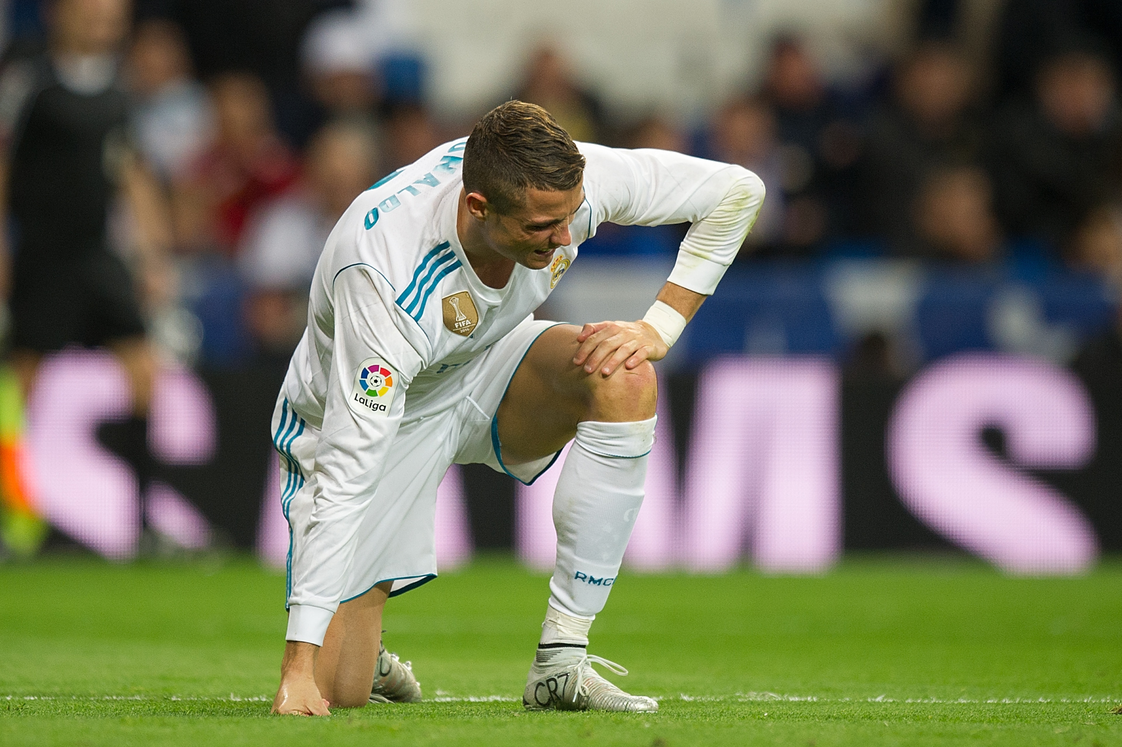 MADRID, SPAIN - NOVEMBER 05: Cristiano Ronaldo of Real Madrid CF reacts after taking a knock during the La Liga match between Real Madrid and Las Palmas at Estadio Santiago Bernabeu on November 5, 2017 in Madrid, Spain. (Photo by Denis Doyle/Getty Images)