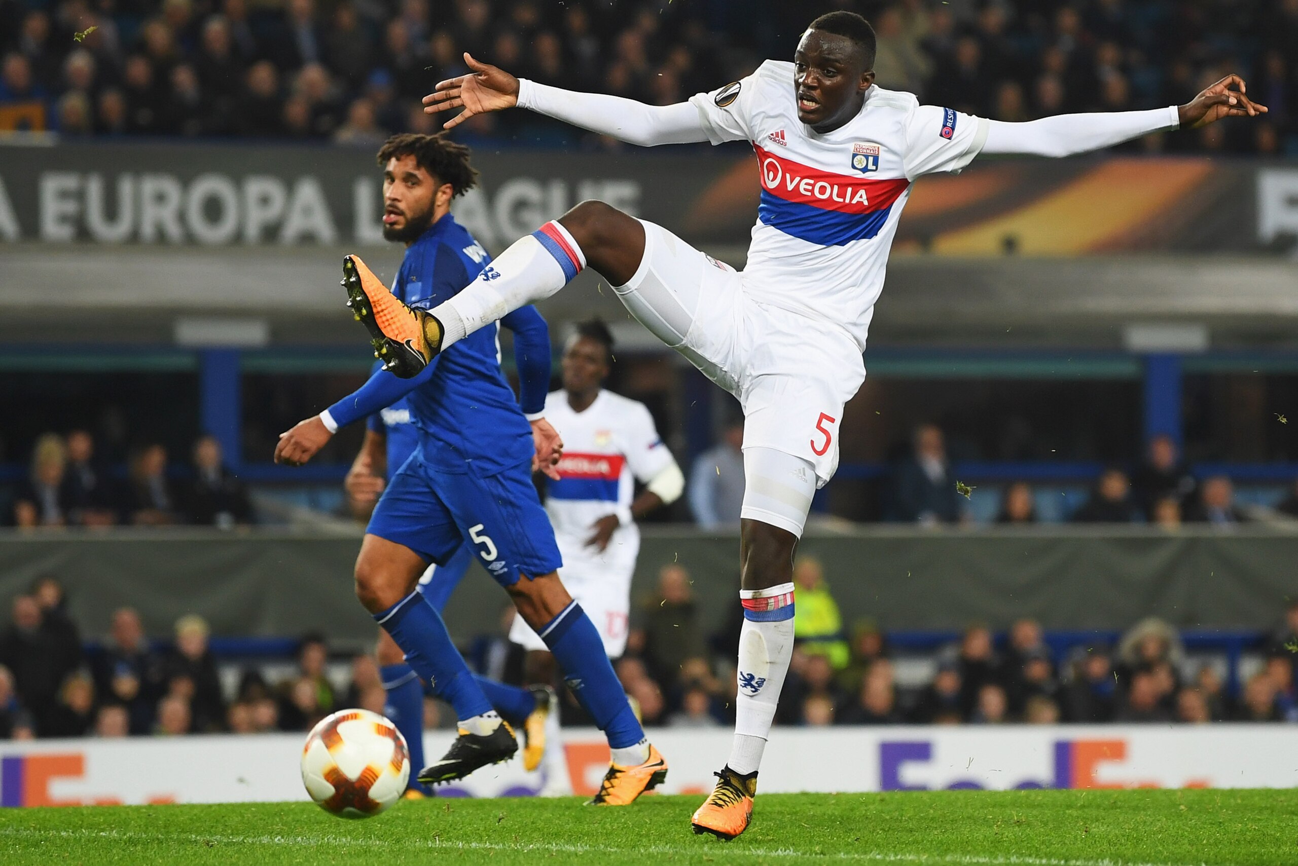 LIVERPOOL, ENGLAND - OCTOBER 19:  Mouctar Diakhaby of Lyon stretches for the ball ahead of Ashley Williams of Everton during the UEFA Europa League Group E match between Everton FC and Olympique Lyon at Goodison Park on October 19, 2017 in Liverpool, Unit