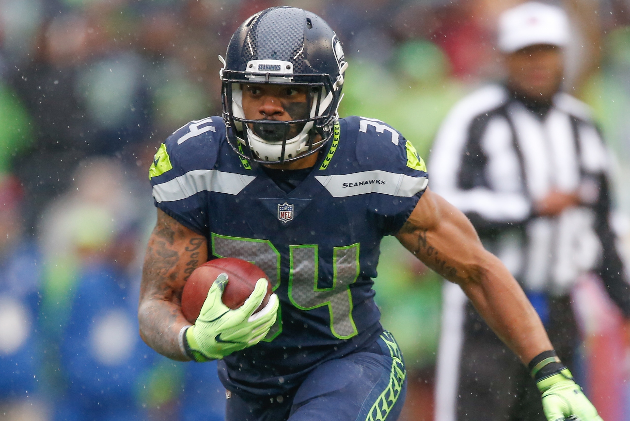 SEATTLE, WA - NOVEMBER 05:  Running back Thomas Rawls #34 of the Seattle Seahawks rushes against the Washington Redskins at CenturyLink Field on November 5, 2017 in Seattle, Washington. The Redskins beat the Seahawks 17-14.  (Photo by Otto Greule Jr/Getty