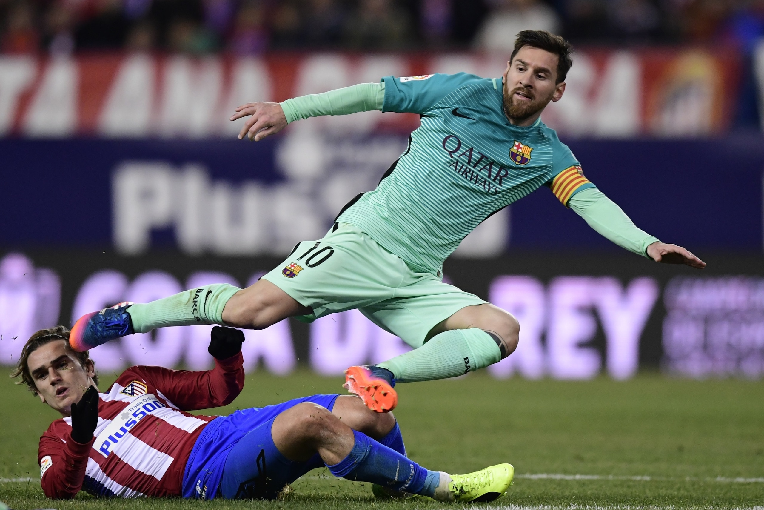 Atletico Madrid's French forward Antoine Griezmann (L) vies with Barcelona's Argentinian forward Lionel Messi during the Spanish Copa del Rey (King's Cup) semi final first leg football match Club Atletico de Madrid vs FC Barcelona at Vicente Calderon stad