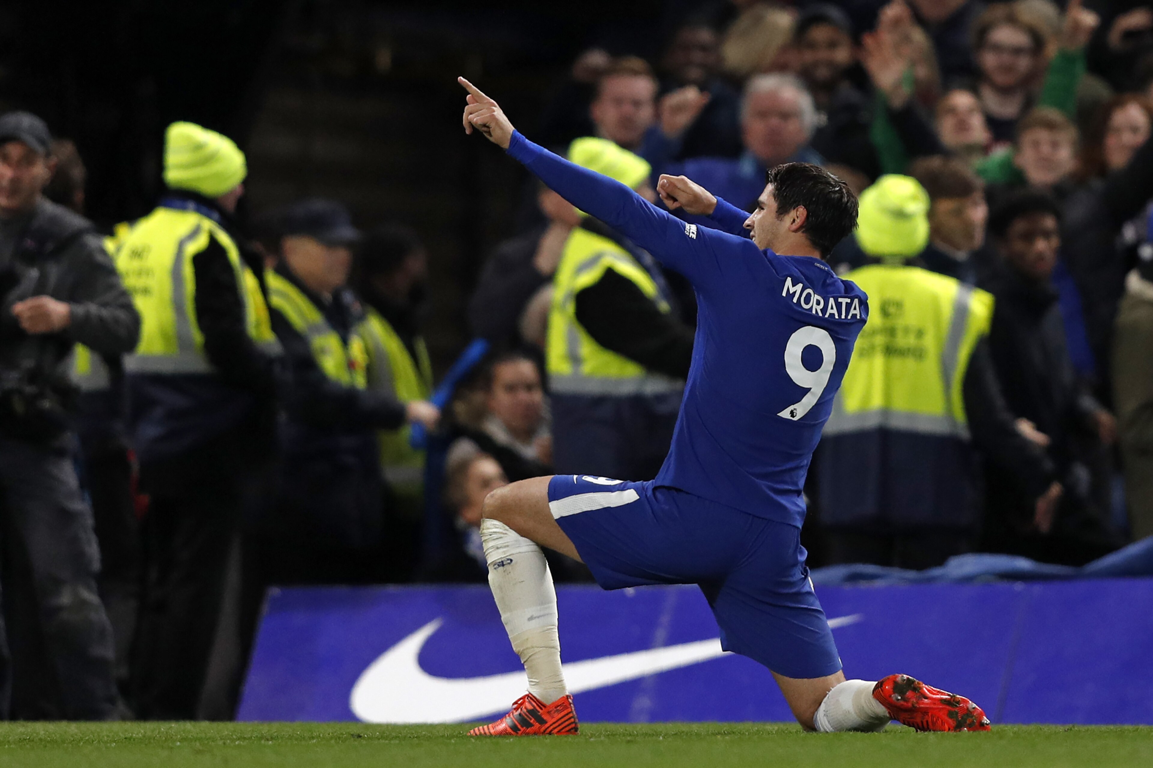 Chelsea's Spanish striker Alvaro Morata celebrates scoring the opening goal during the English Premier League football match between Chelsea and Manchester United at Stamford Bridge in London on November 5, 2017. / AFP PHOTO / Adrian DENNIS / RESTRICTED T