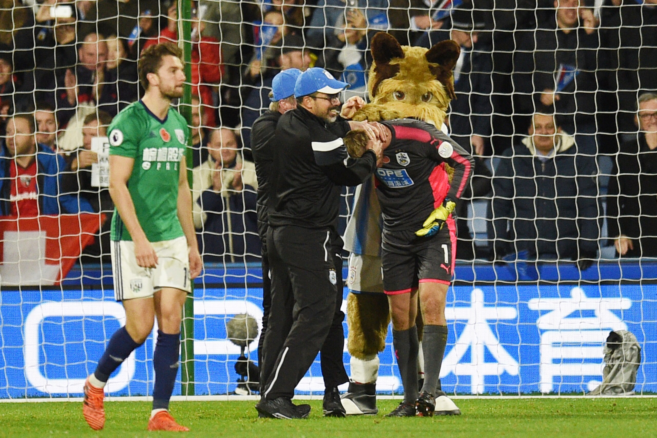 Huddersfield Town's Danish goalkeeper Jonas Lossl (R) celebrates with Huddersfield Town's German head coach David Wagner after winning the English Premier League football match between Huddersfield Town and West Bromwich Albion at the John Smith's stadium