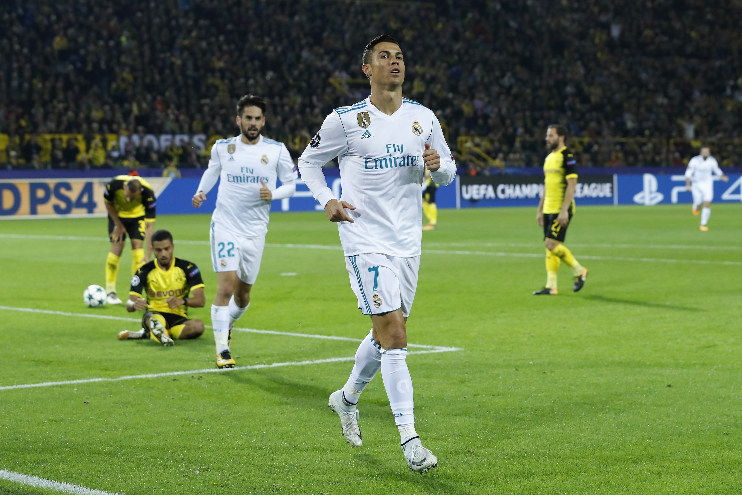 (L-R) Omer Toprak of Borussia Dortmund, Jeremy Toljan of Borussia Dortmund, Isco of Real Madrid, Cristiano Ronaldo of Real Madrid, Sokratis Papastathopoulos of Borussia Dortmund during the UEFA Champions League group H match between Borussia Dortmund and 