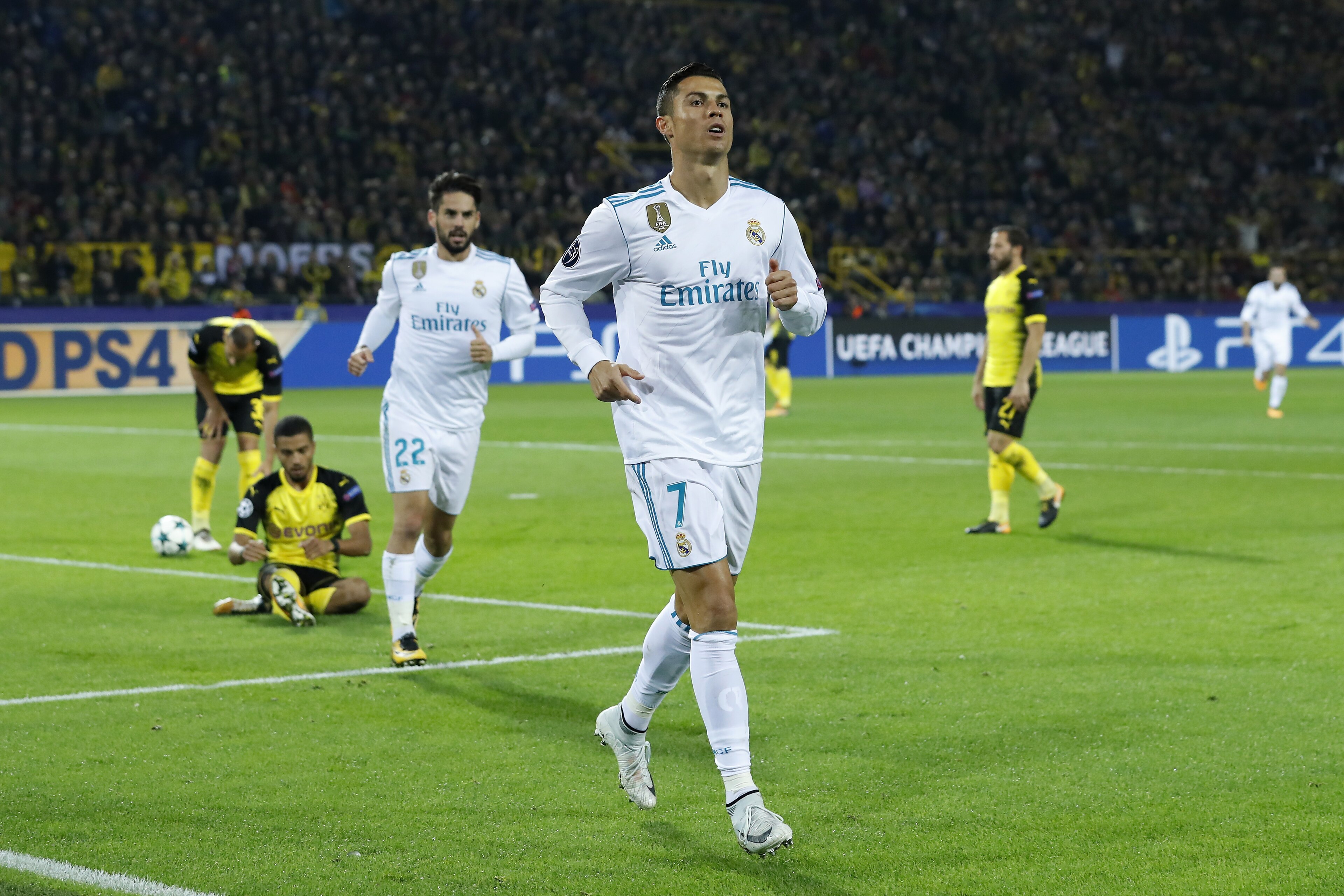 (L-R) Omer Toprak of Borussia Dortmund, Jeremy Toljan of Borussia Dortmund, Isco of Real Madrid, Cristiano Ronaldo of Real Madrid, Sokratis Papastathopoulos of Borussia Dortmund during the UEFA Champions League group H match between Borussia Dortmund and 