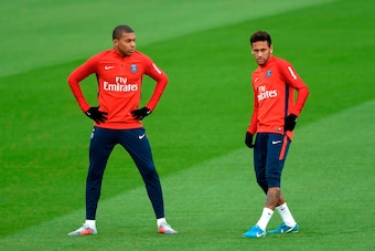 Paris Saint-Germain's French forward Kylian Mbappe  (L) and Paris Saint-Germain's Brazilian forward Neymar (R) take part in a training session in Saint-Germain-en-Laye, on October 25, 2017.  / AFP PHOTO / BERTRAND GUAY        (Photo credit should read BER