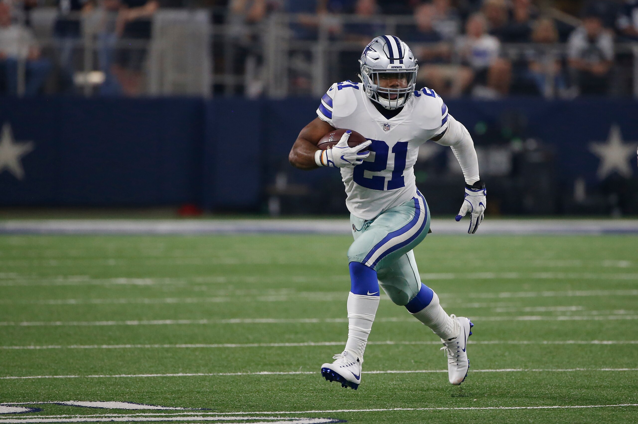 ARLINGTON, TX - NOVEMBER 5:  Ezekiel Elliott #21 of the Dallas Cowboys runs the ball as the Cowboys play the Kansas City Chiefs at AT&T Stadium on November 5, 2017 in Arlington, Texas. (Photo by Ron Jenkins/Getty Images)