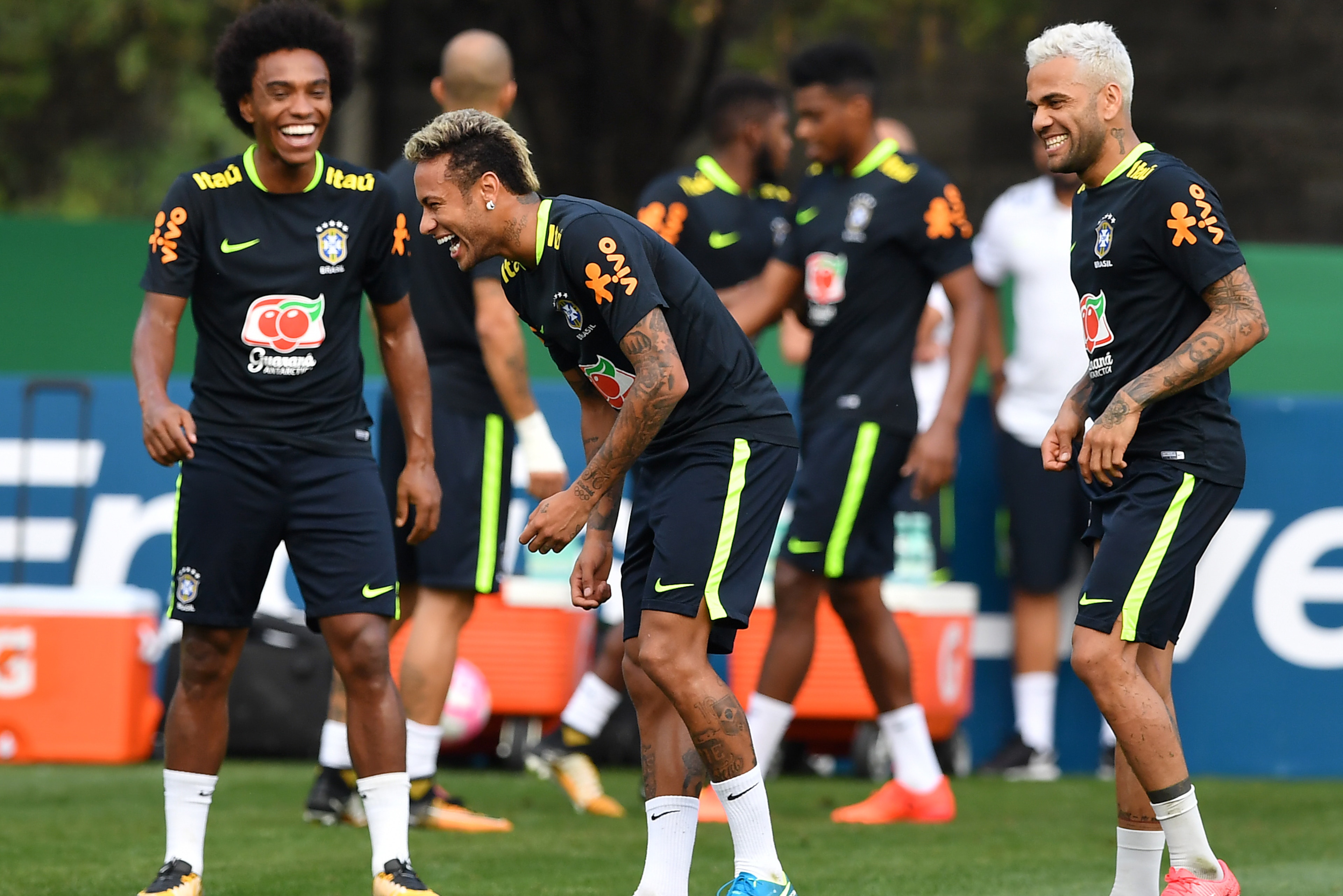 Brazil's team players William (L), Neymar (C) and Daniel Alves (L) joke during a training session at the Palmeiras training centre, in Sao Paulo, Brazil, on October 8, 2017 ahead of their World Cup qualifier match against Chile next October 10. / AFP PHOT Brazil's team players William (L), Neymar (C) and Daniel Alves (L) joke during a training session at the Palmeiras training centre, in Sao Paulo, Brazil, on October 8, 2017 ahead of their World Cup qualifier match against Chile next October 10. / AFP PHOT