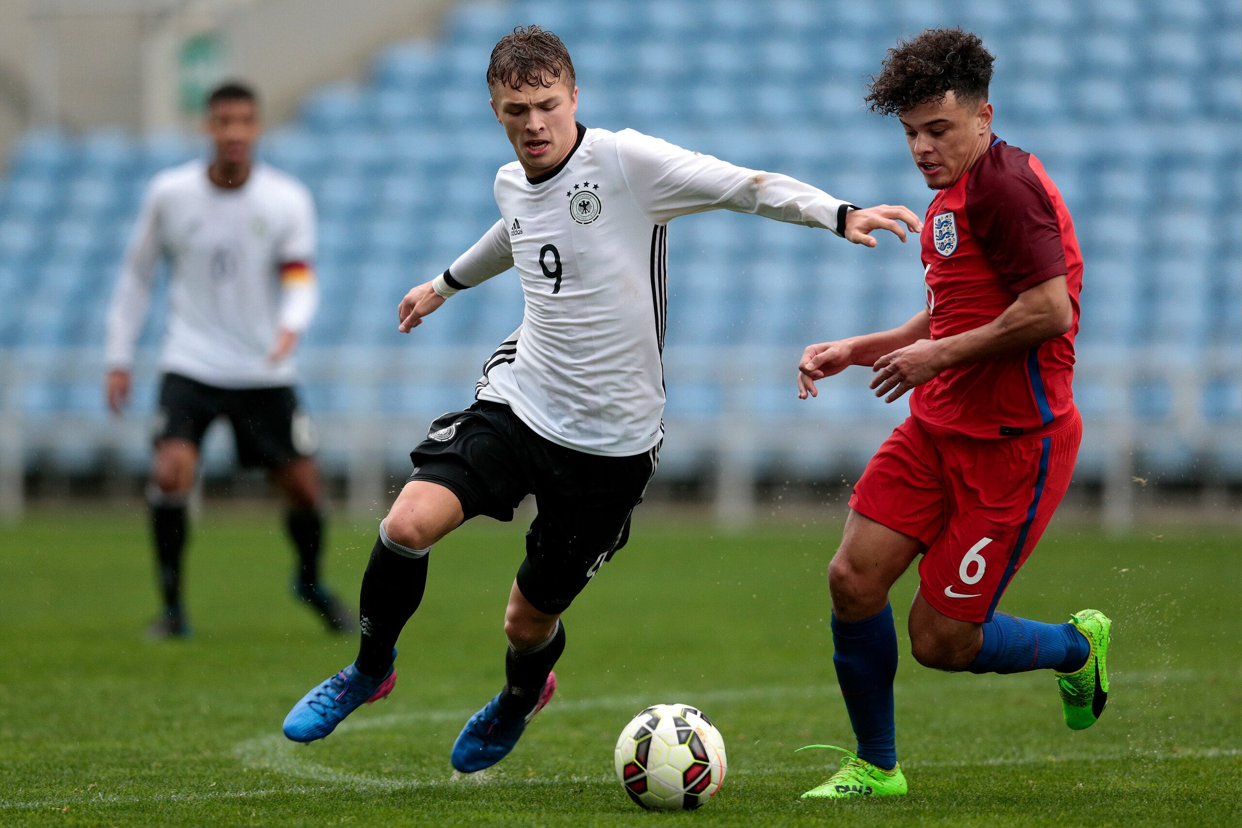 ALBUFEIRA, PORTUGAL - FEBRUARY 12: Joel Latibeaudiere (R) of England U17 challenges Jann-Fiete Arp (L) of Germany U17 during the U17 Algarve Cup Tournament Match between England U17 and Germany U17 on February 12, 2017 in Albufeira, Portugal. (Photo by Fi