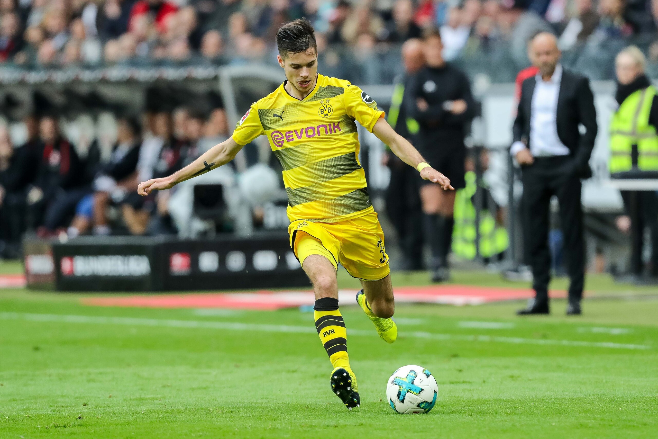FRANKFURT AM MAIN, GERMANY - OCTOBER 21:  Julian Weigl of Dortmund controls the ball during the Bundesliga match between Eintracht Frankfurt and Borussia Dortmund at Commerzbank-Arena on October 21, 2017 in Frankfurt am Main, Germany. (Photo by TF-Images/
