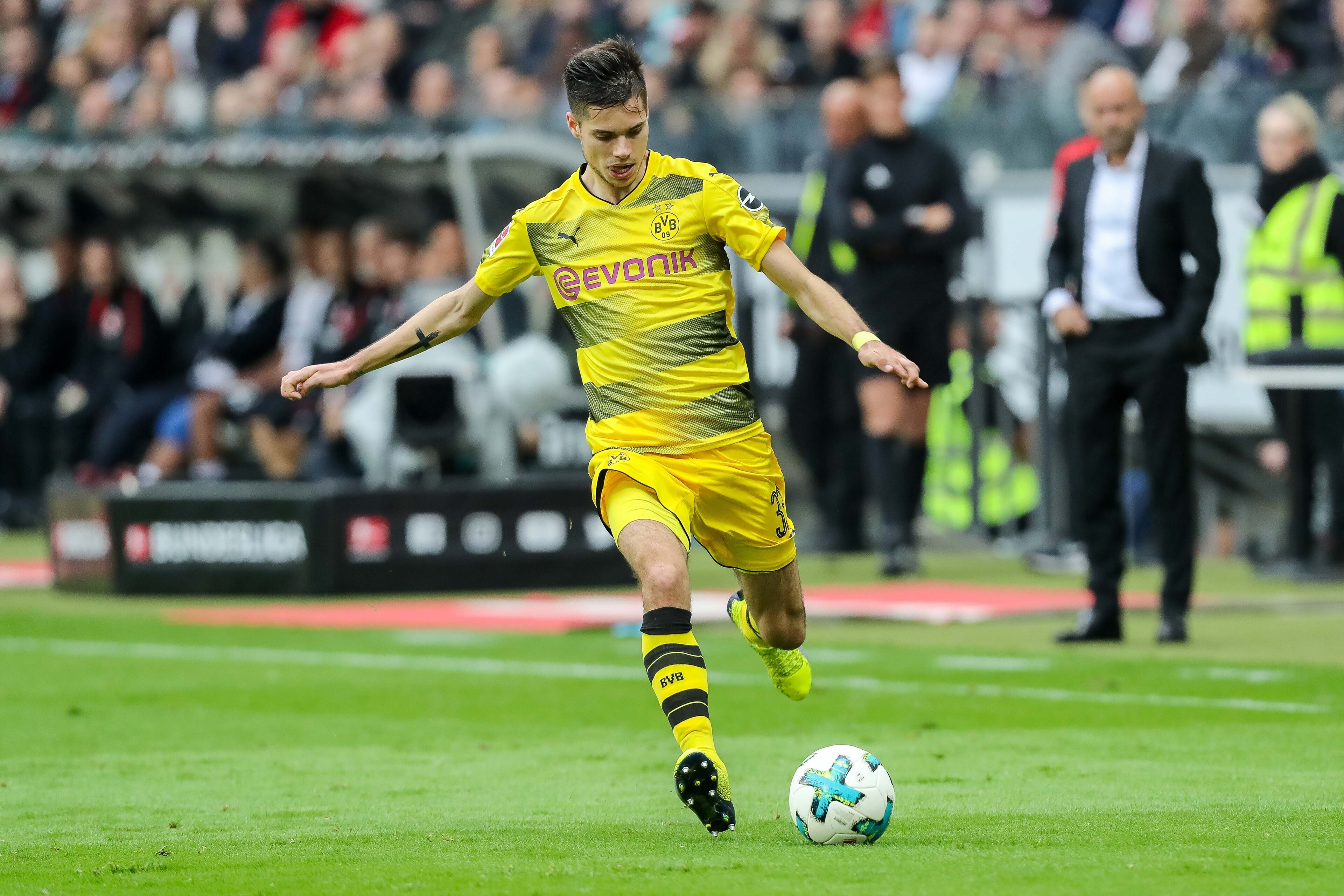 FRANKFURT AM MAIN, GERMANY - OCTOBER 21:  Julian Weigl of Dortmund controls the ball during the Bundesliga match between Eintracht Frankfurt and Borussia Dortmund at Commerzbank-Arena on October 21, 2017 in Frankfurt am Main, Germany. (Photo by TF-Images/