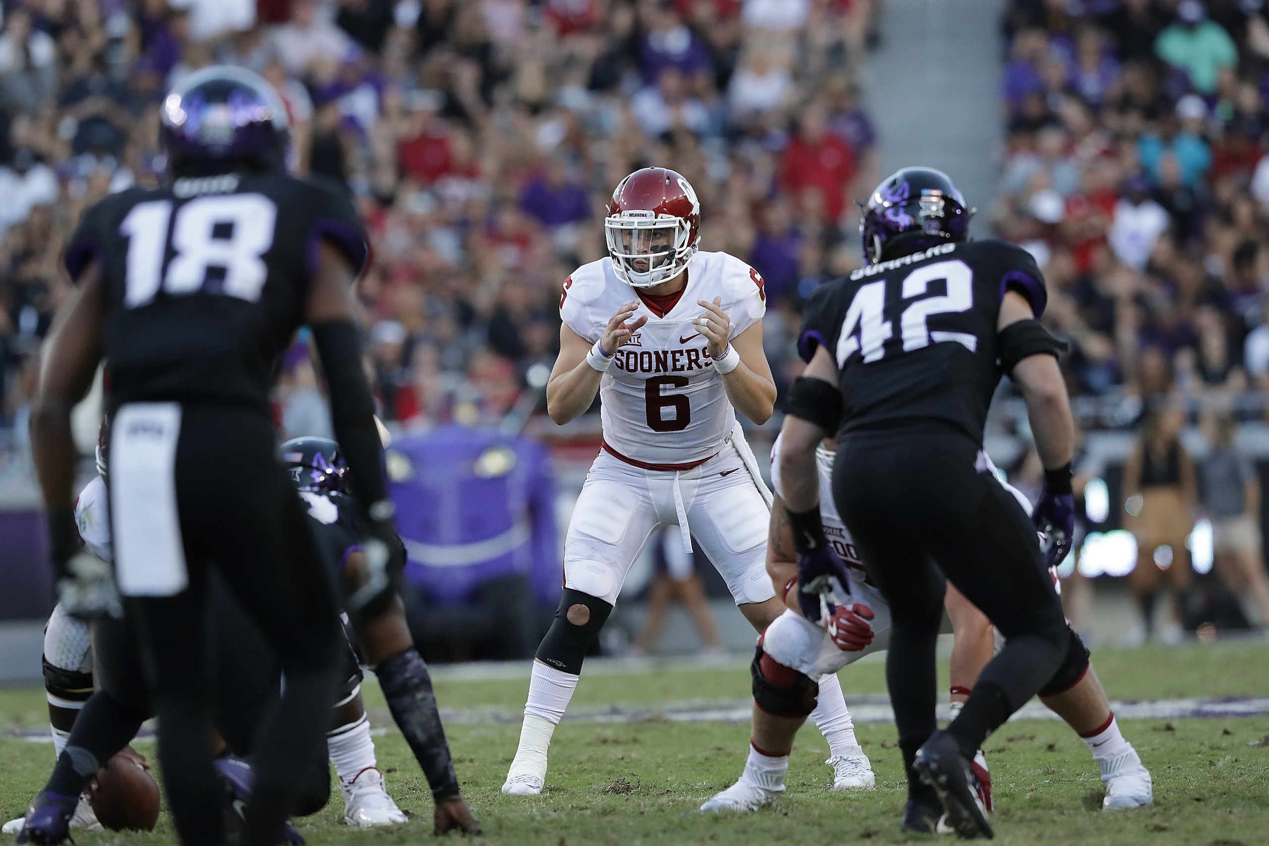 FORT WORTH, TX - OCTOBER 01:  Baker Mayfield #6 of the Oklahoma Sooners at Amon G. Carter Stadium on October 1, 2016 in Fort Worth, Texas.  (Photo by Ronald Martinez/Getty Images)