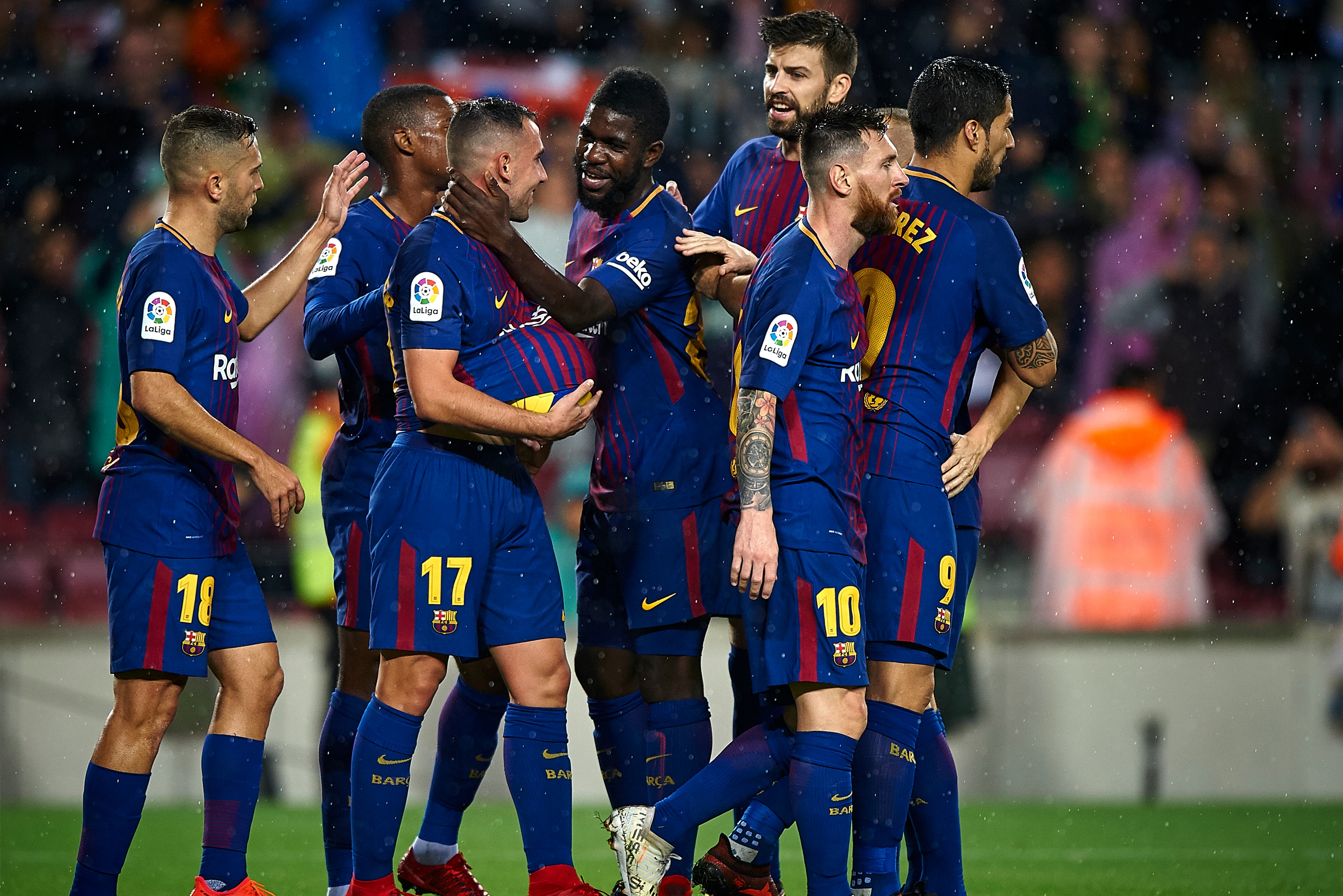 BARCELONA, SPAIN - NOVEMBER 04:  Players of Barcelona celebrates the first goal during the La Liga match between Barcelona and Sevilla at Camp Nou on November 4, 2017 in Barcelona, Spain.  (Photo by fotopress/Getty Images)