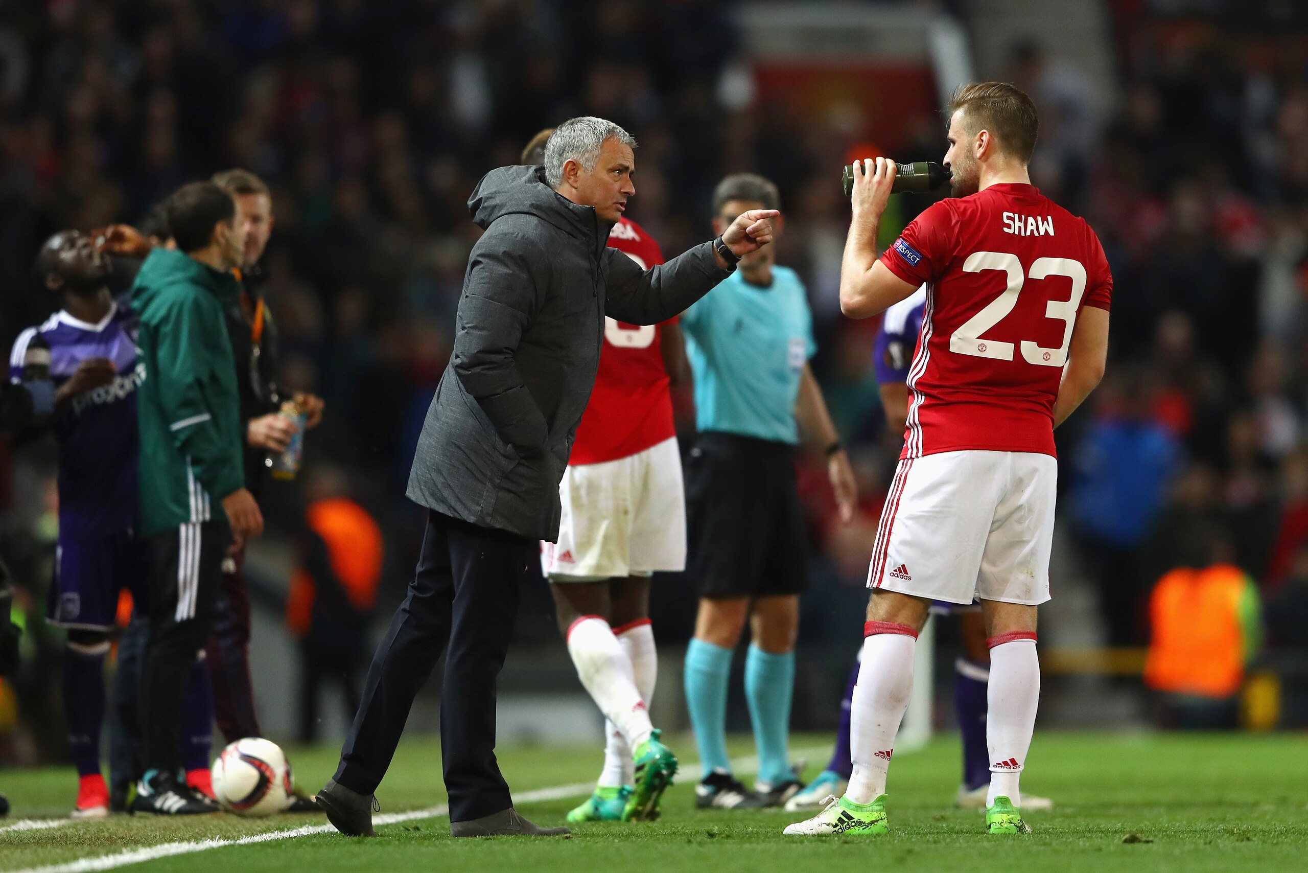 MANCHESTER, ENGLAND - APRIL 20:  Jose Mourinho manager of Manchester United gives Luke Shaw of Manchester United instructions during the UEFA Europa League quarter final second leg match between Manchester United and RSC Anderlecht at Old Trafford on Apri